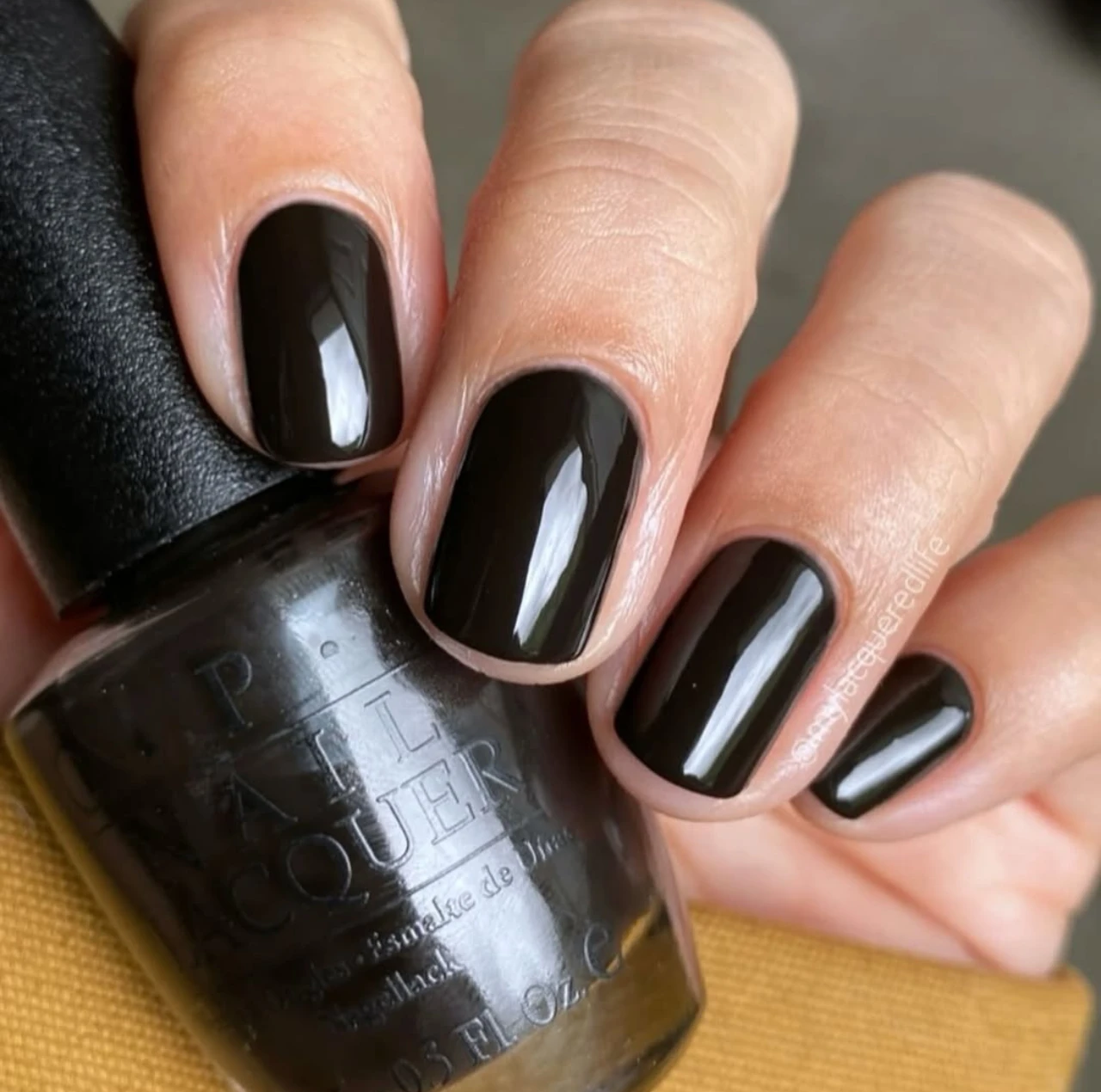 Esmalte OPI GelColor en Black Onyx, uno de los colores de uñas de invierno en tendencia.