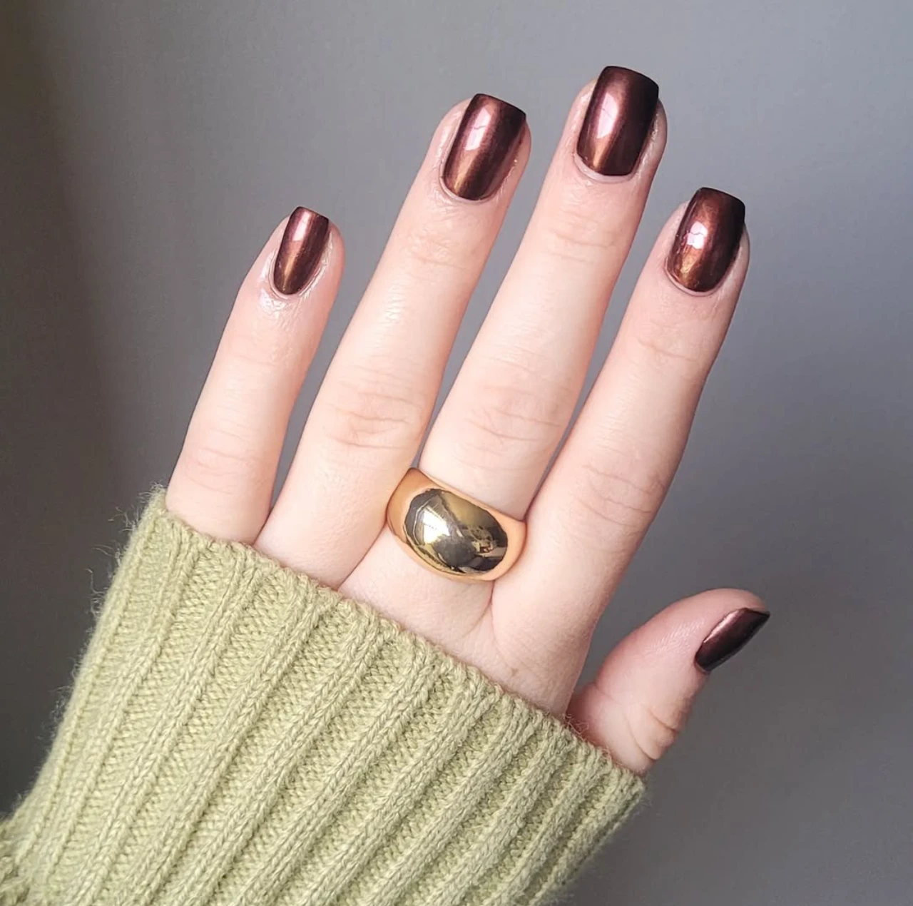 Uñas con esmalte Orly Nail Lacquer en Stop The Clock, un tono marrón cobrizo brillante, perfecto para los colores de uñas de invierno en tendencia.