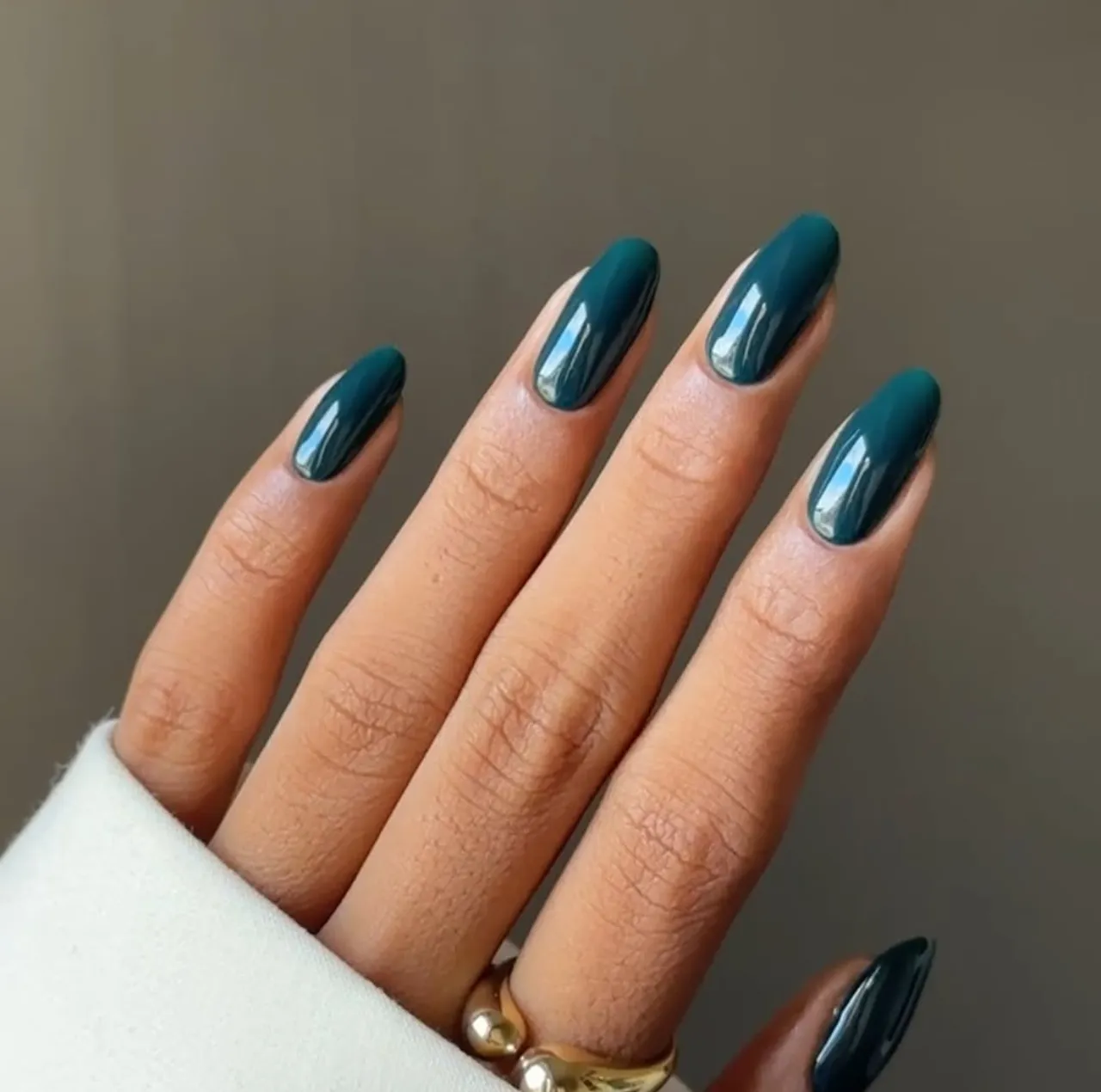 Uñas con esmalte Static Nails Liquid Glass en tono Billiard Room, mostrando uno de los colores de uñas de invierno en tendencia.