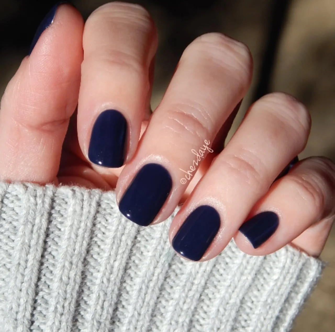 Manicura con esmalte Tenoverten Nail Color en el tono Commerce, ideal para los colores de uñas de invierno en tendencia.