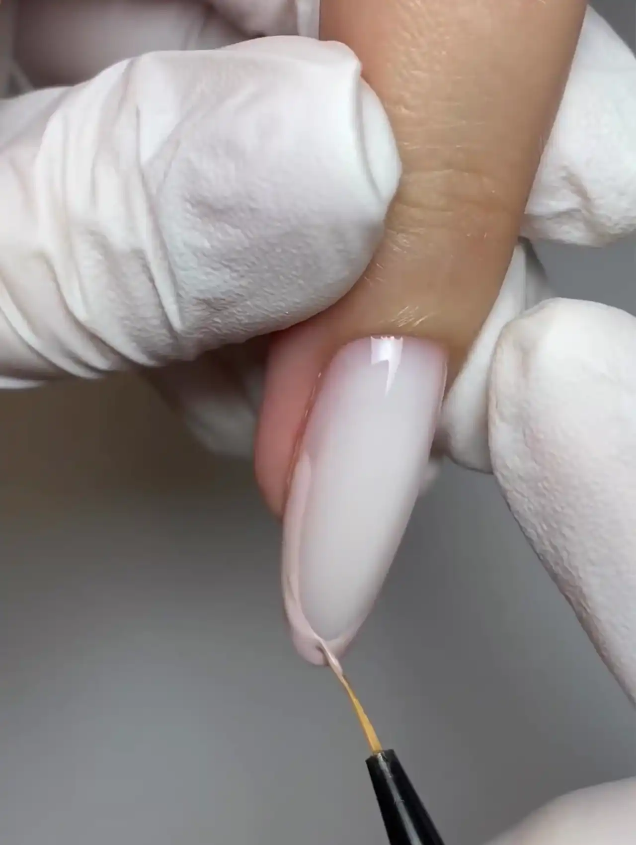 Creación de base degradada con esmalte claro – cómo hacer arte en uñas de invierno.