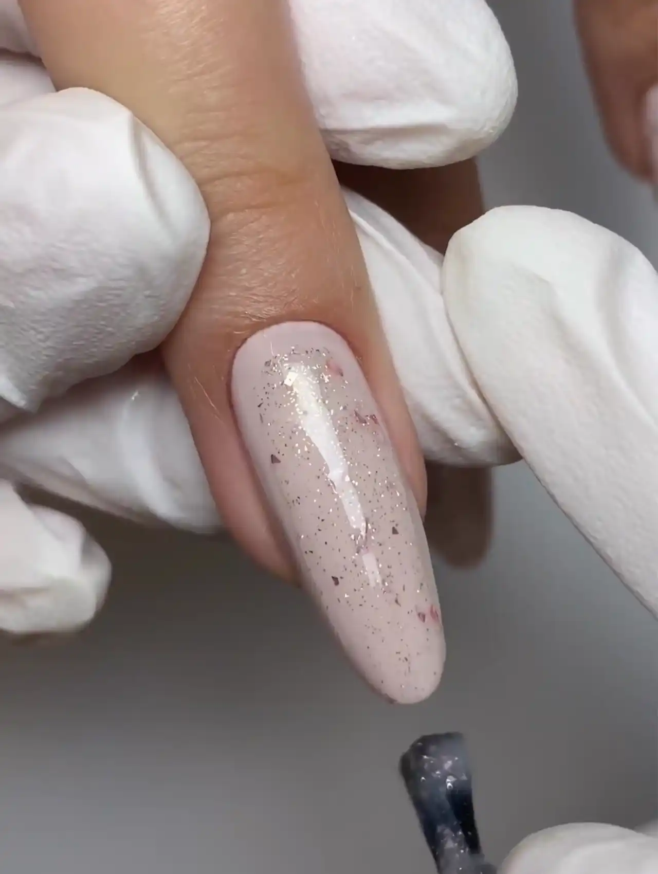 Uña decorada con glitter plateado – cómo hacer arte en uñas de invierno.