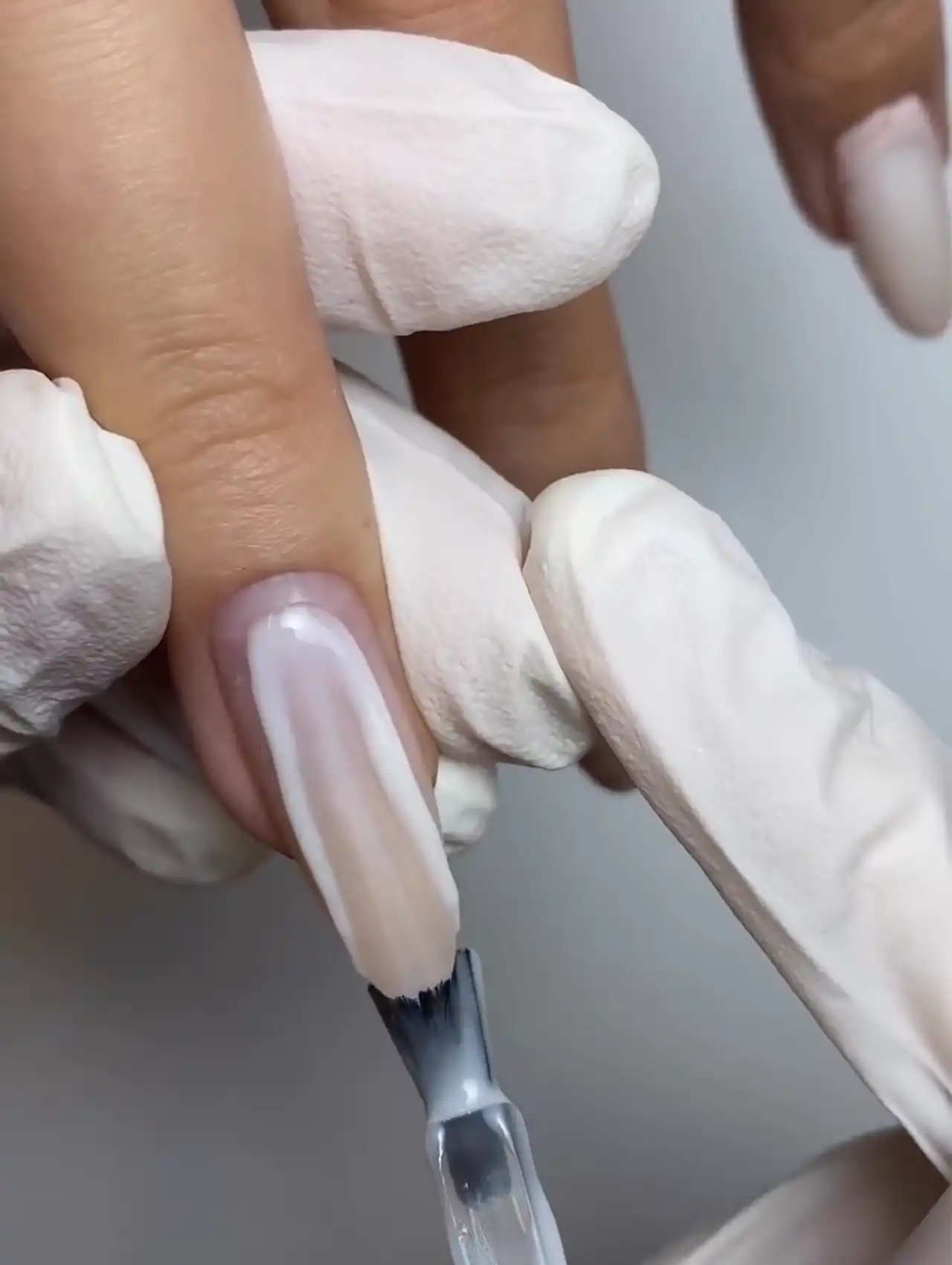  Aplicación de la primera capa base en uñas – cómo hacer arte en uñas de invierno.