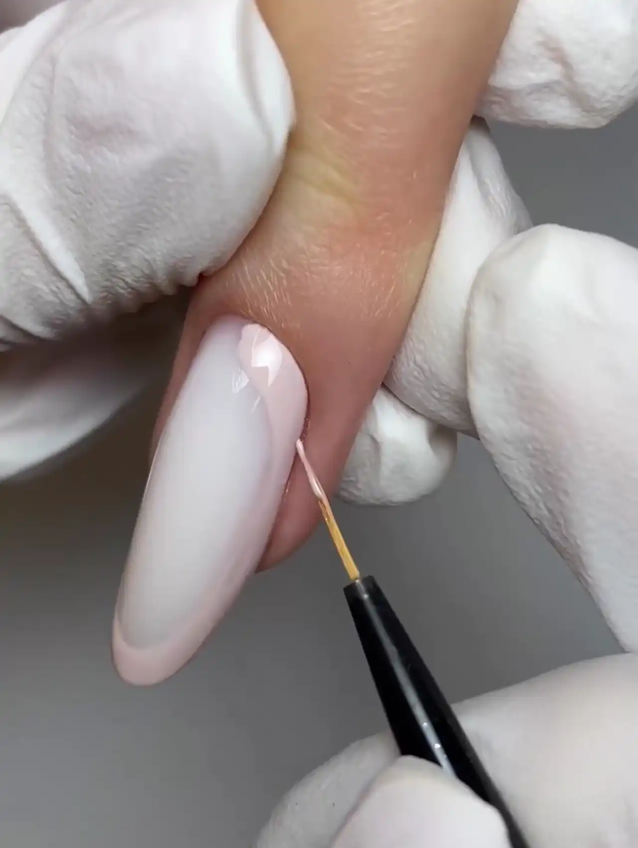 Uña con contorno definido con pincel fino – cómo hacer arte en uñas de invierno.