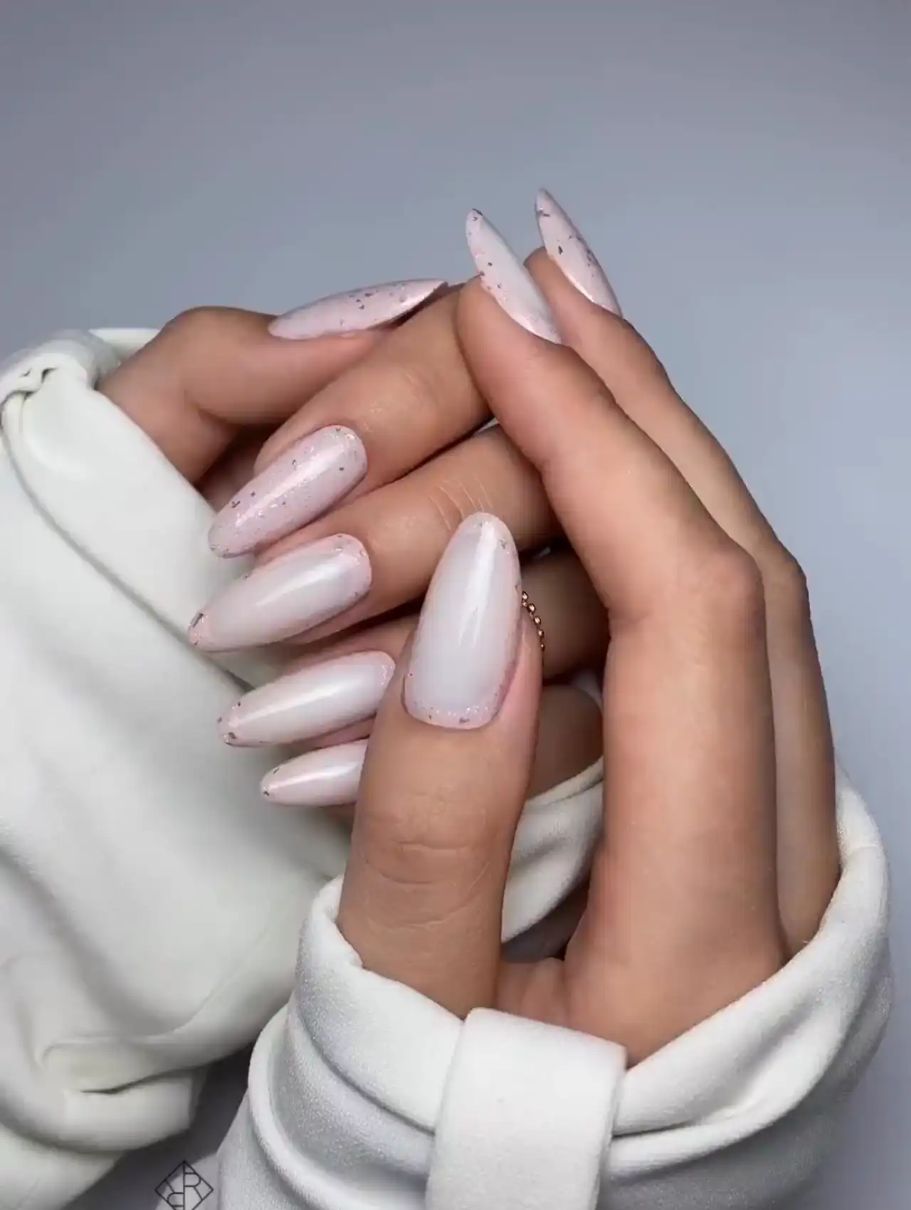 Resultado final con uñas nude brillantes – cómo hacer arte en uñas de invierno.