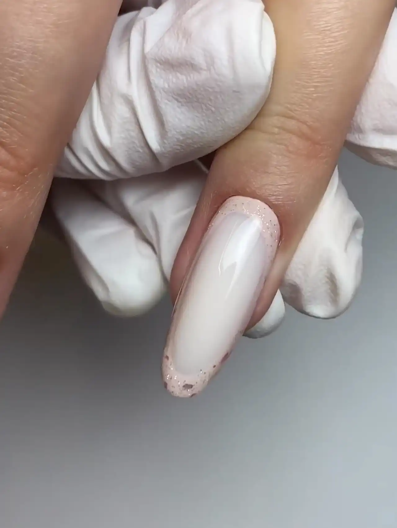 uñas nude brillantes – cómo hacer arte en uñas de invierno.
