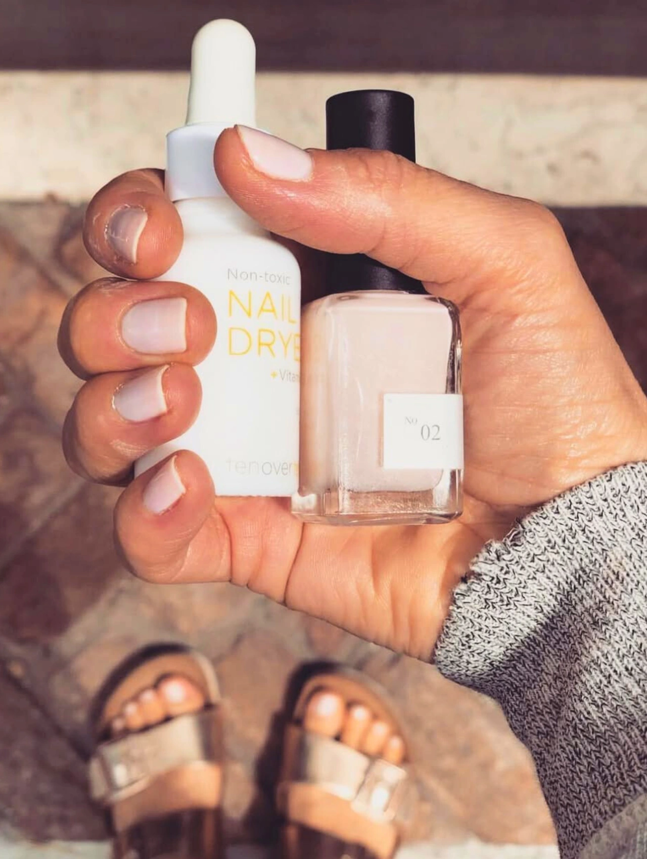 Uñas blancas suaves con Côte Nail Polish No. 2, destacando entre los colores de uñas de invierno en tendencia.