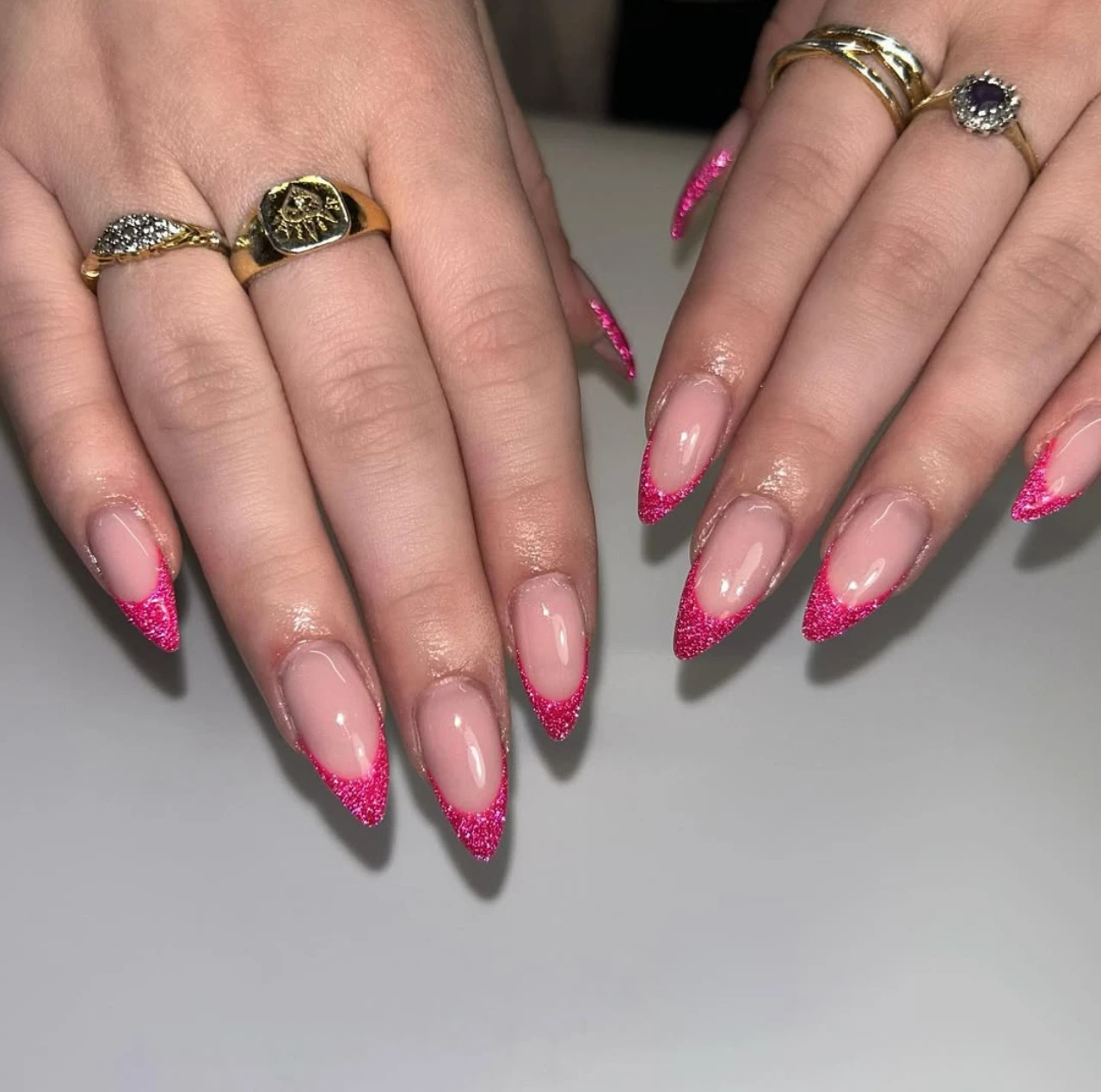 Diseños de uñas de invierno con punta rosa brillante, ideales para fiesta de nochevieja.