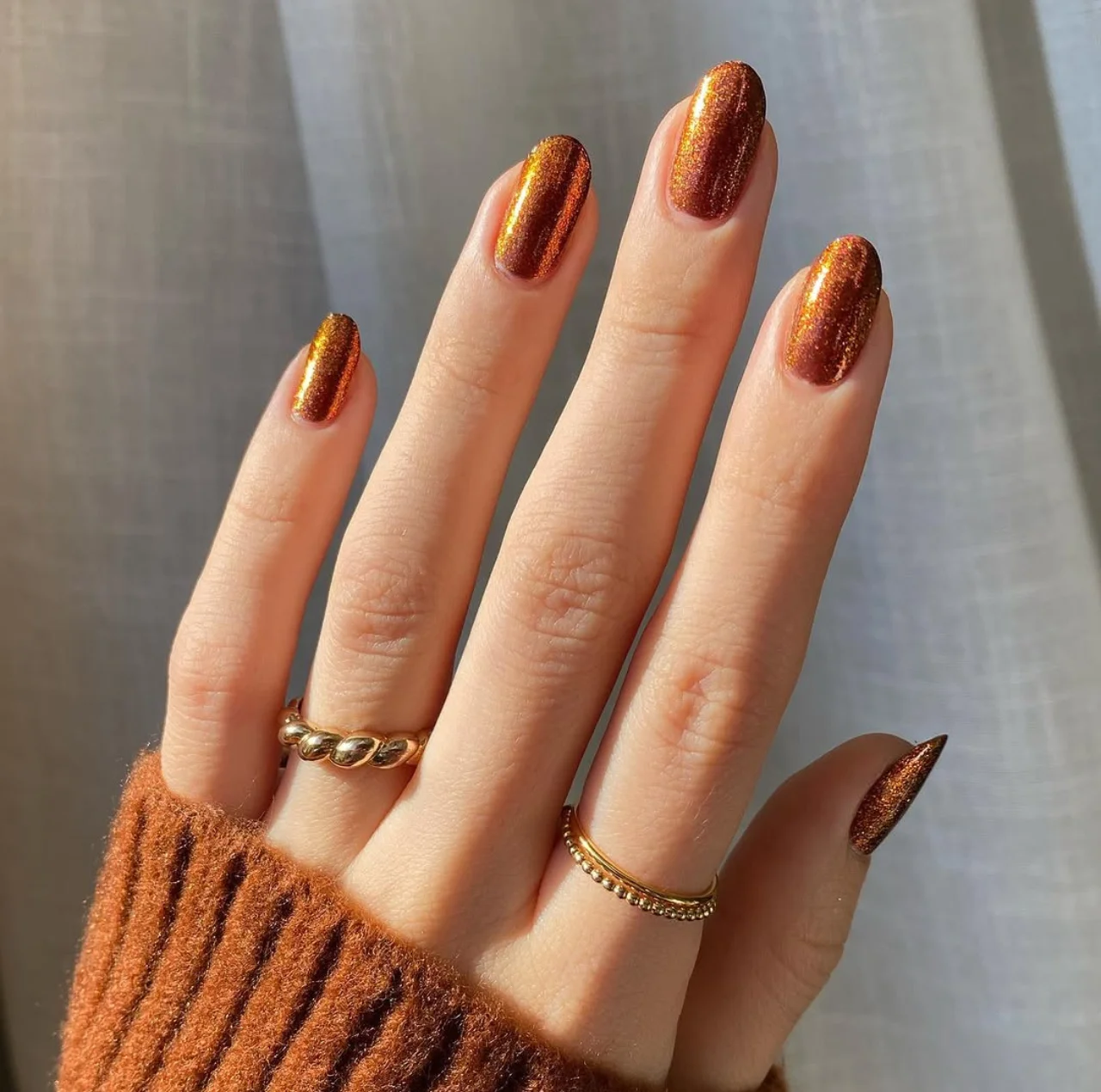 Diseño de uñas textura cobre brillante ideal para Nochevieja con acabado metálico.