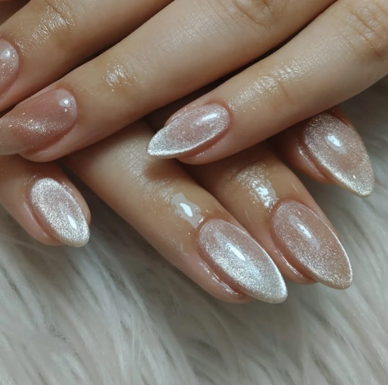 Diseño de uñas cashmere en tonos nude y destellos perlados ideal para Nochevieja, parte de los diseños de uñas de invierno más acogedores.