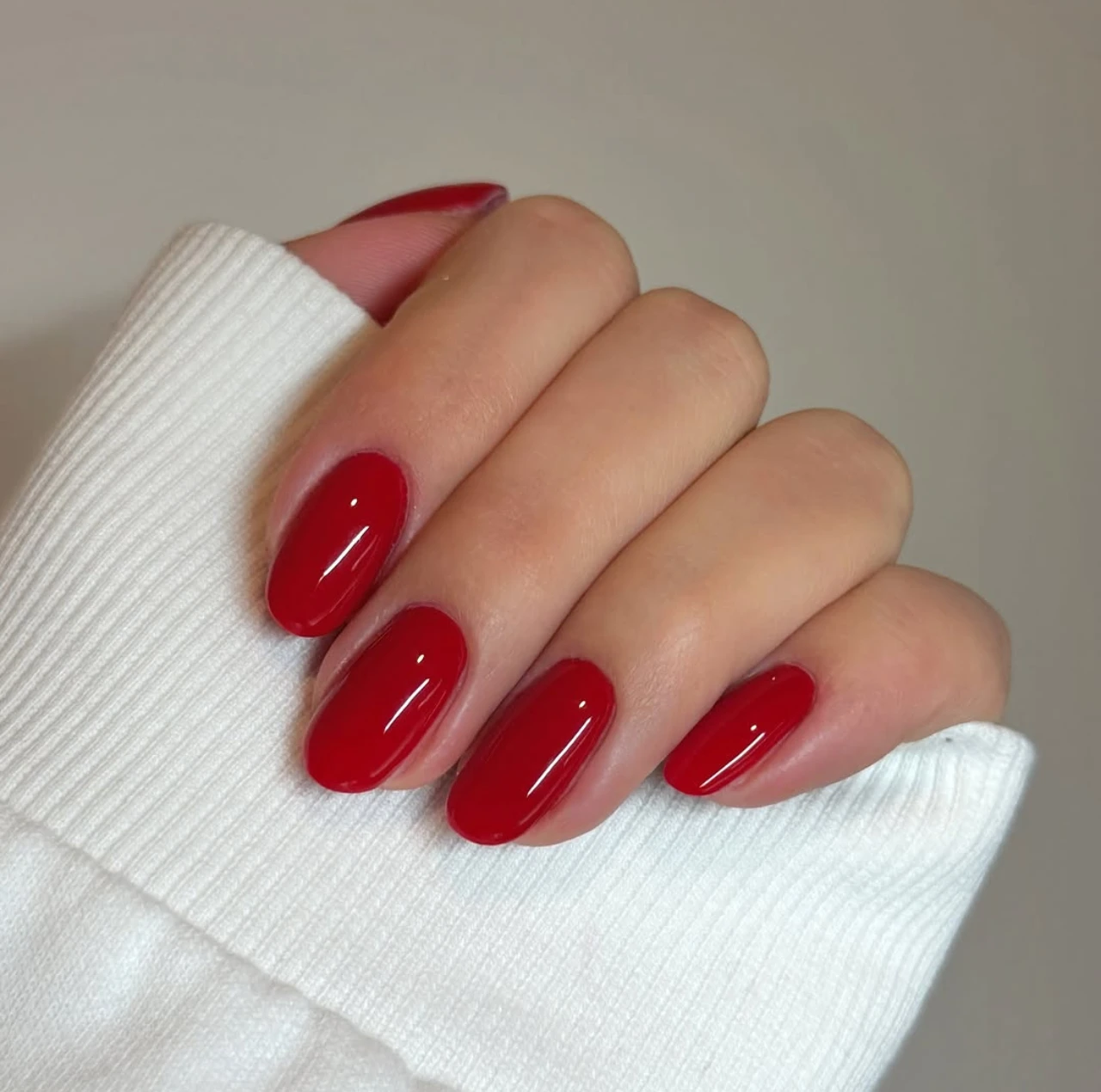 Diseños de uñas de invierno rojas clásicas para nochevieja.