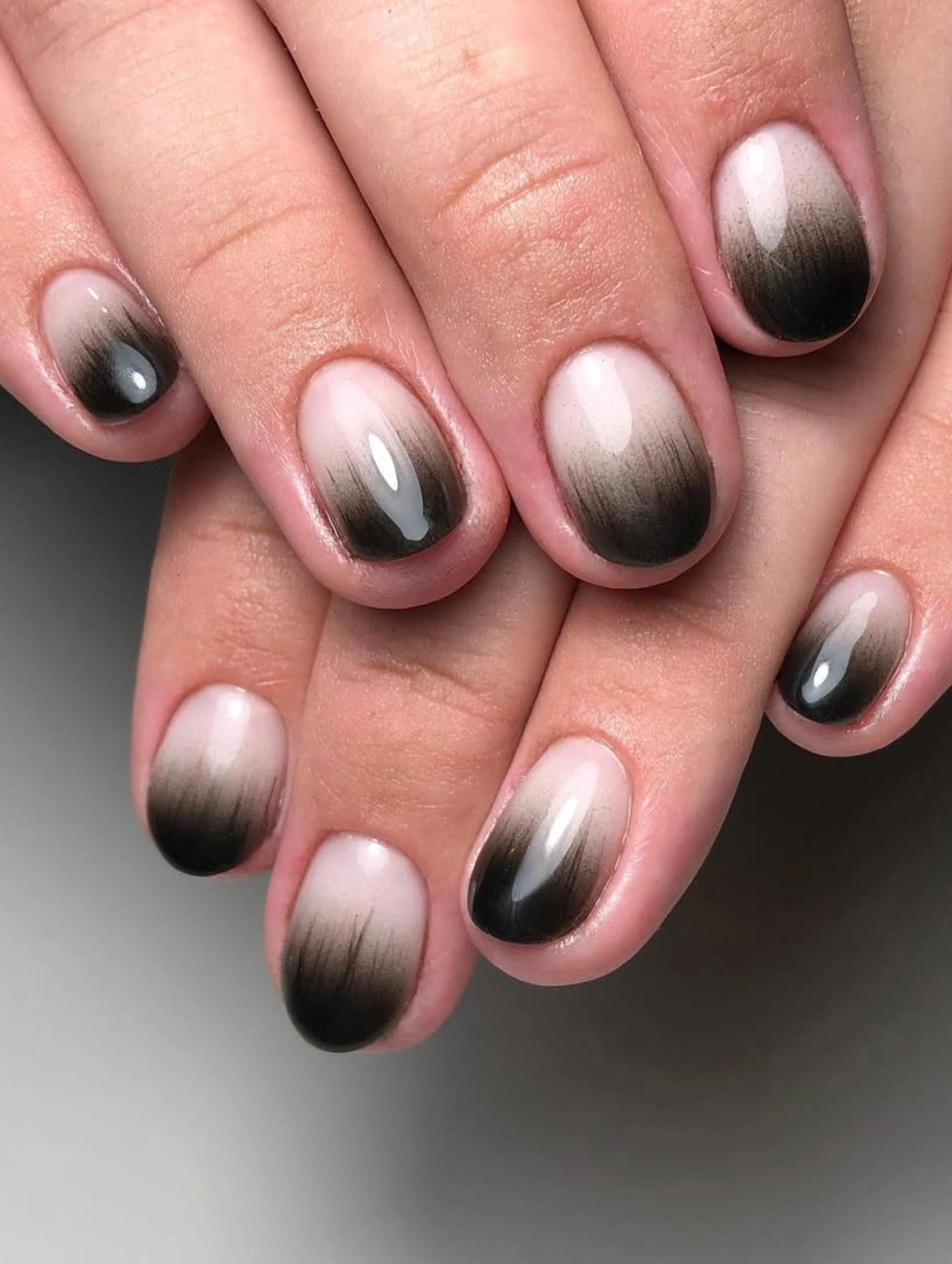 Uñas negras brillantes con JINsoon Absolute Black, uno de los colores de uñas de invierno en tendencia más atrevidos.