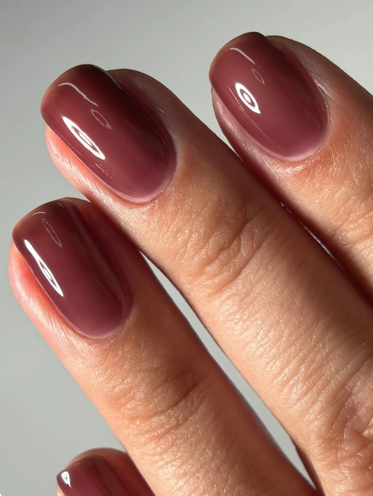 Uñas color malva suave con esmalte Londontown Lakur Perfecting Nail Veil #10, mostrando uno de los colores de uñas de invierno en tendencia.