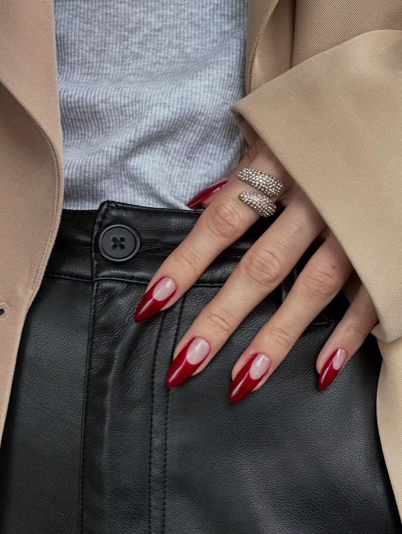 Uñas almendradas con esmalte rojo intenso Nail Lacquer Got the Blues for Red, representando los colores de uñas de invierno en tendencia.