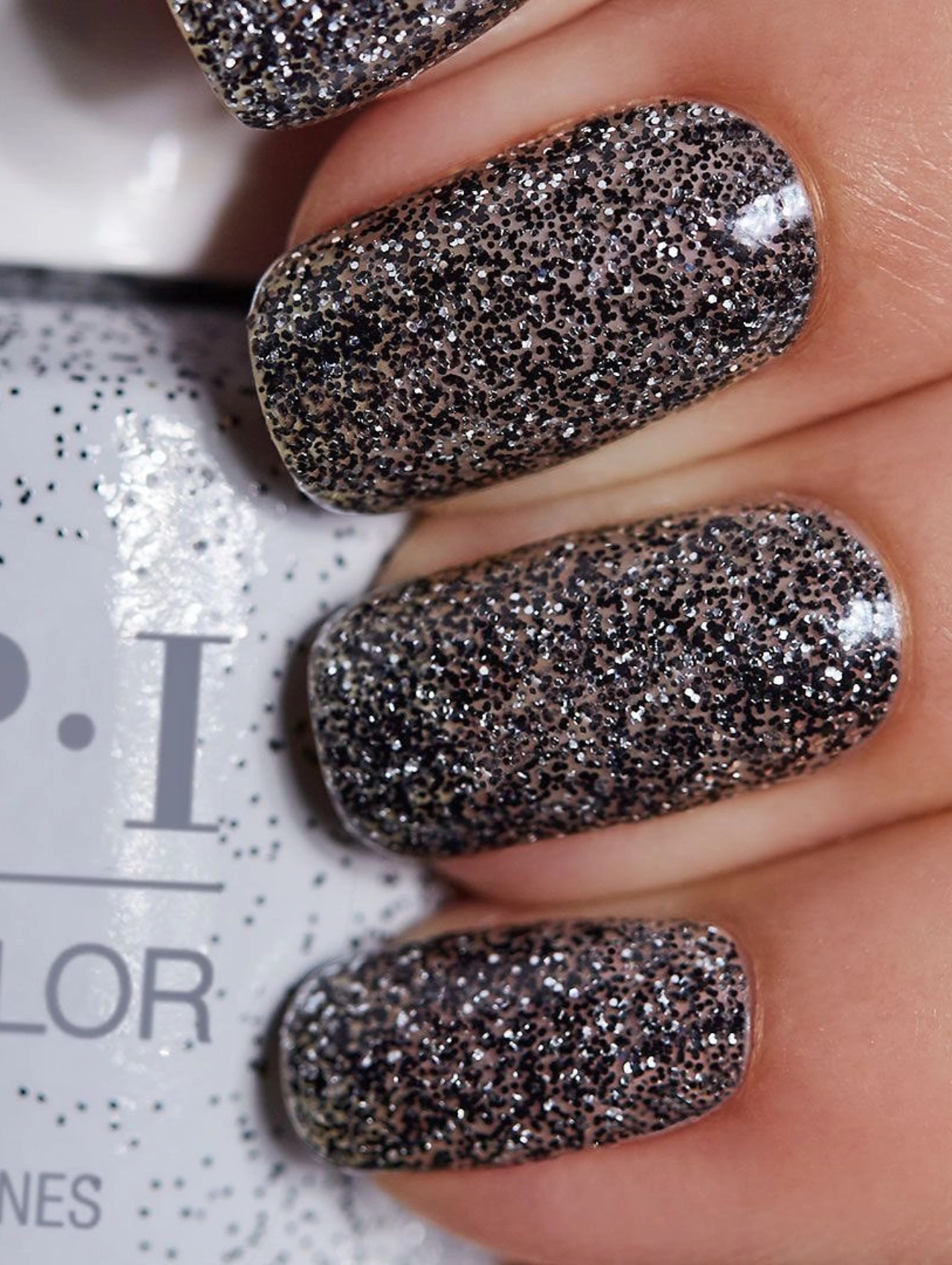 Uñas con esmalte OPI Twilight Tones en brillo metálico, uno de los colores de uñas de invierno en tendencia más glamorosos.