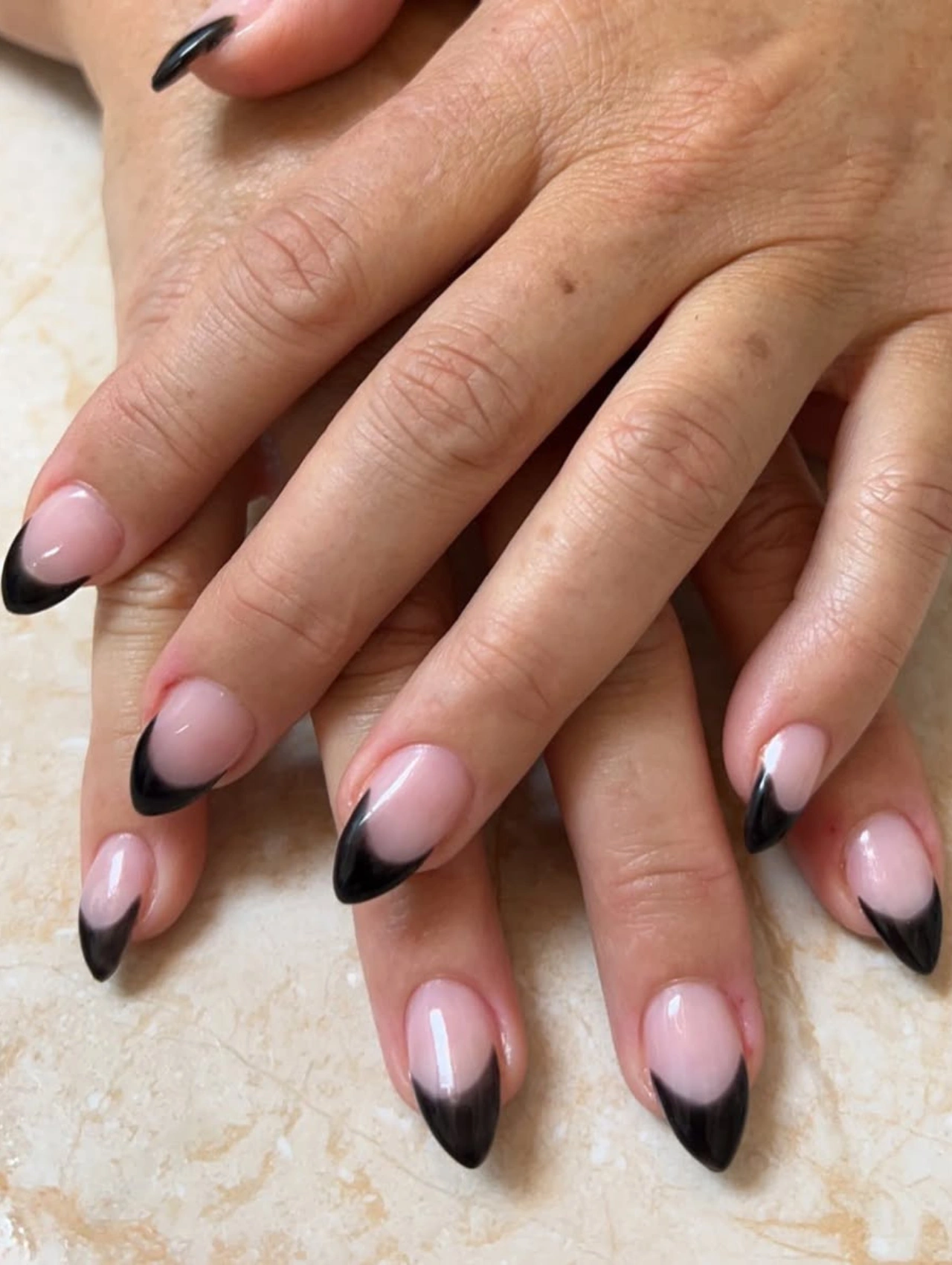 Uñas negras brillantes con OPI GelColor Black Onyx, un clásico de los colores de uñas de invierno en tendencia.