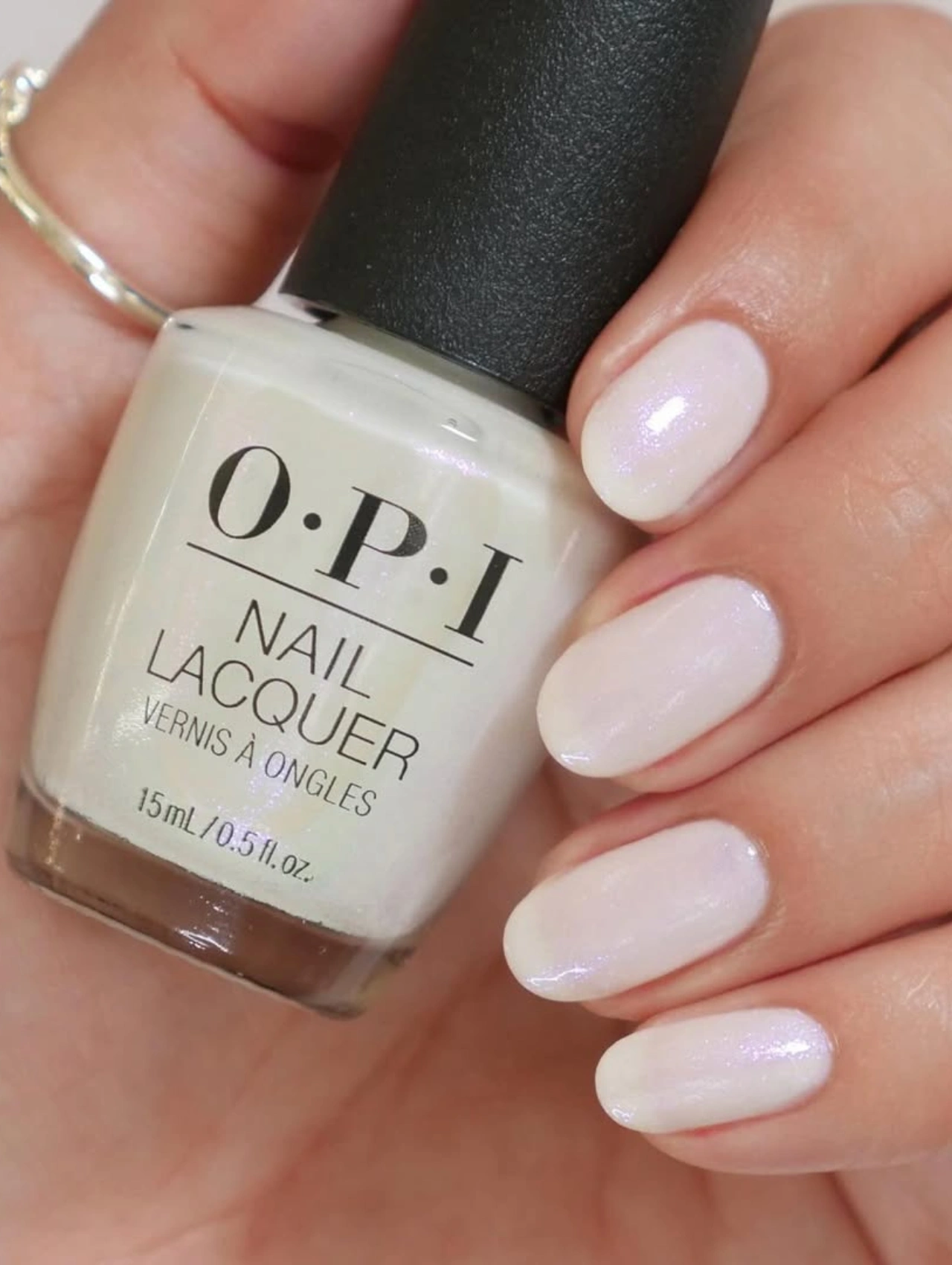 Manicura con esmalte blanco perlado OPI Infinite Shine Chill ’Em With Kindness, dentro de los colores de uñas de invierno en tendencia.