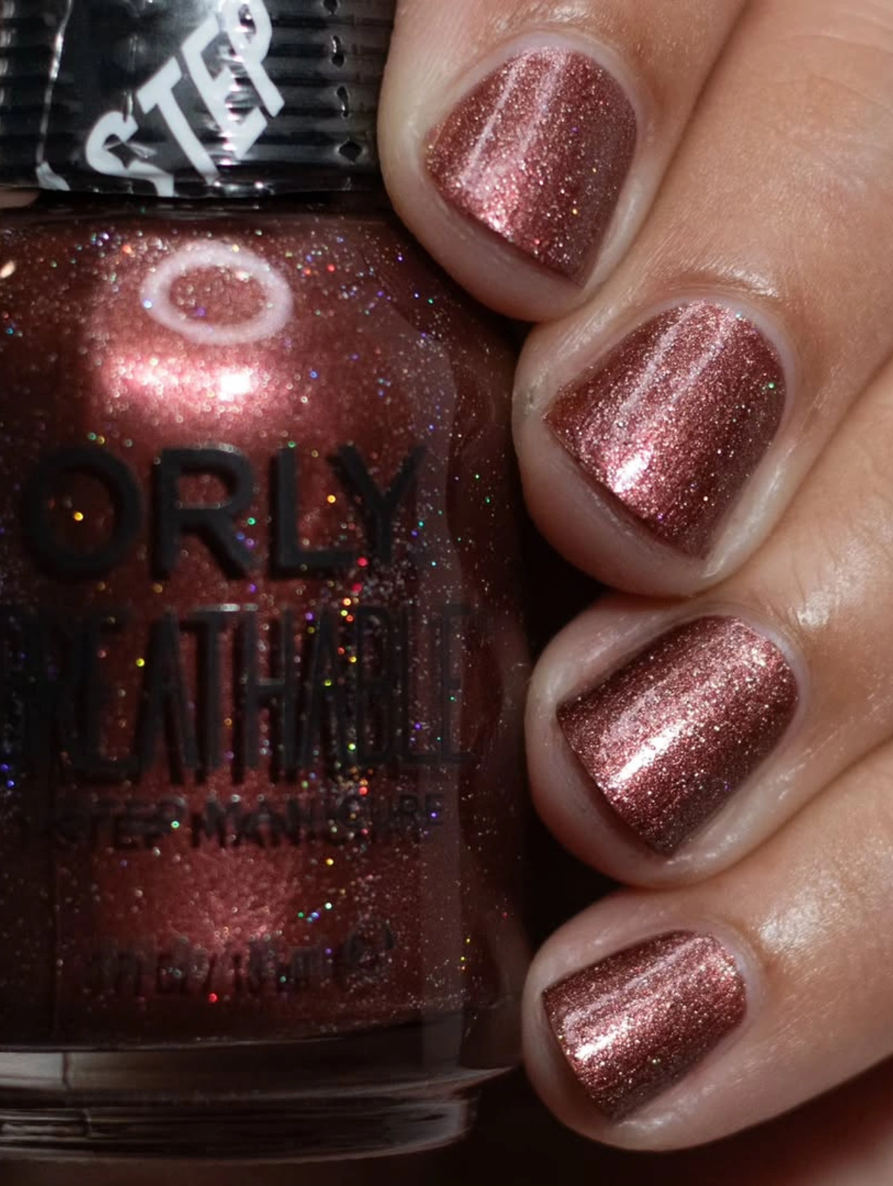 Uñas con esmalte bronce brillante Orly Goddess Some Bronze, destacando dentro de los colores de uñas de invierno en tendencia.