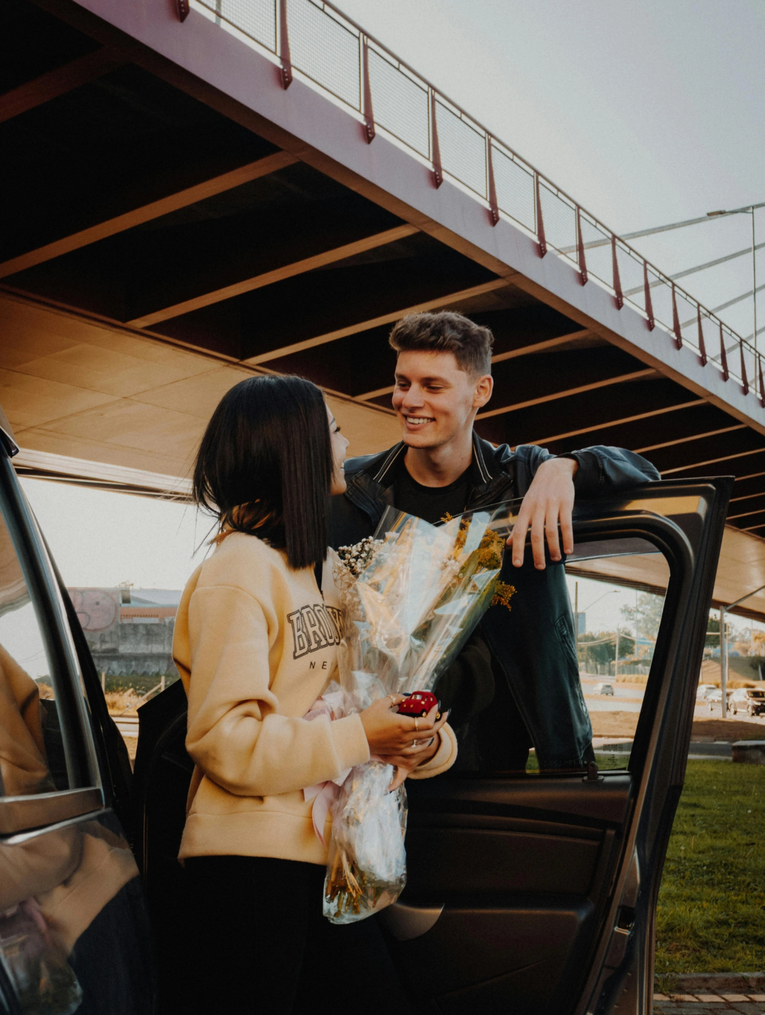 Pareja en una cita especial con flores y regalos, mostrando Outfits de San Valentín ideales según el plan y el estilo de la ocasión.