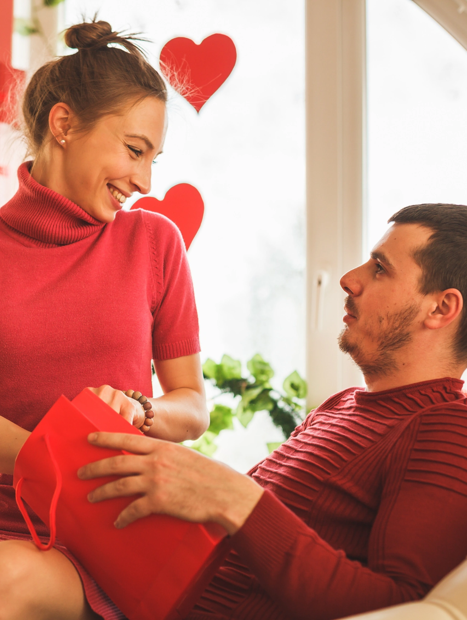 Pareja intercambiando regalos para san valentin en un ambiente romántico, mostrando regalos en tendencia para mujeres y detalles especiales llenos de amor.