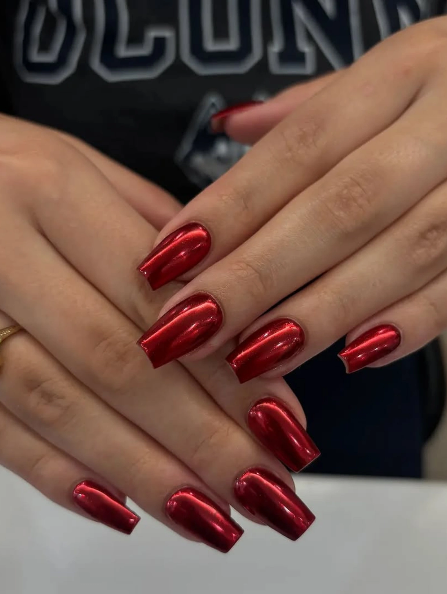 Uñas para Nochevieja en rojo cromo intenso estilo sirena con acabado brillante y sofisticado.