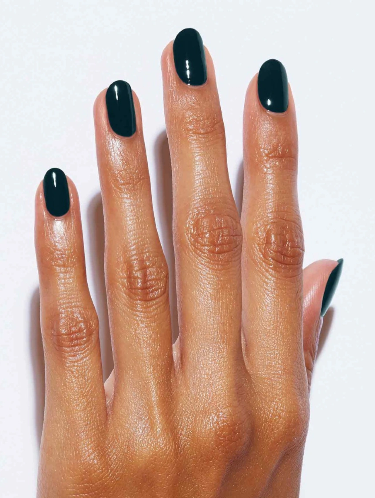 Uñas verde oscuro con Static Nails Billiard Room, reflejando los colores de uñas de invierno en tendencia.