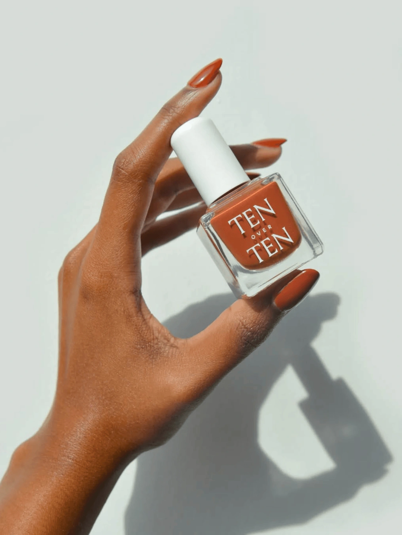 Uñas color terracota con Tenoverten Nail Color en Cliff, una opción moderna entre los colores de uñas de invierno en tendencia.