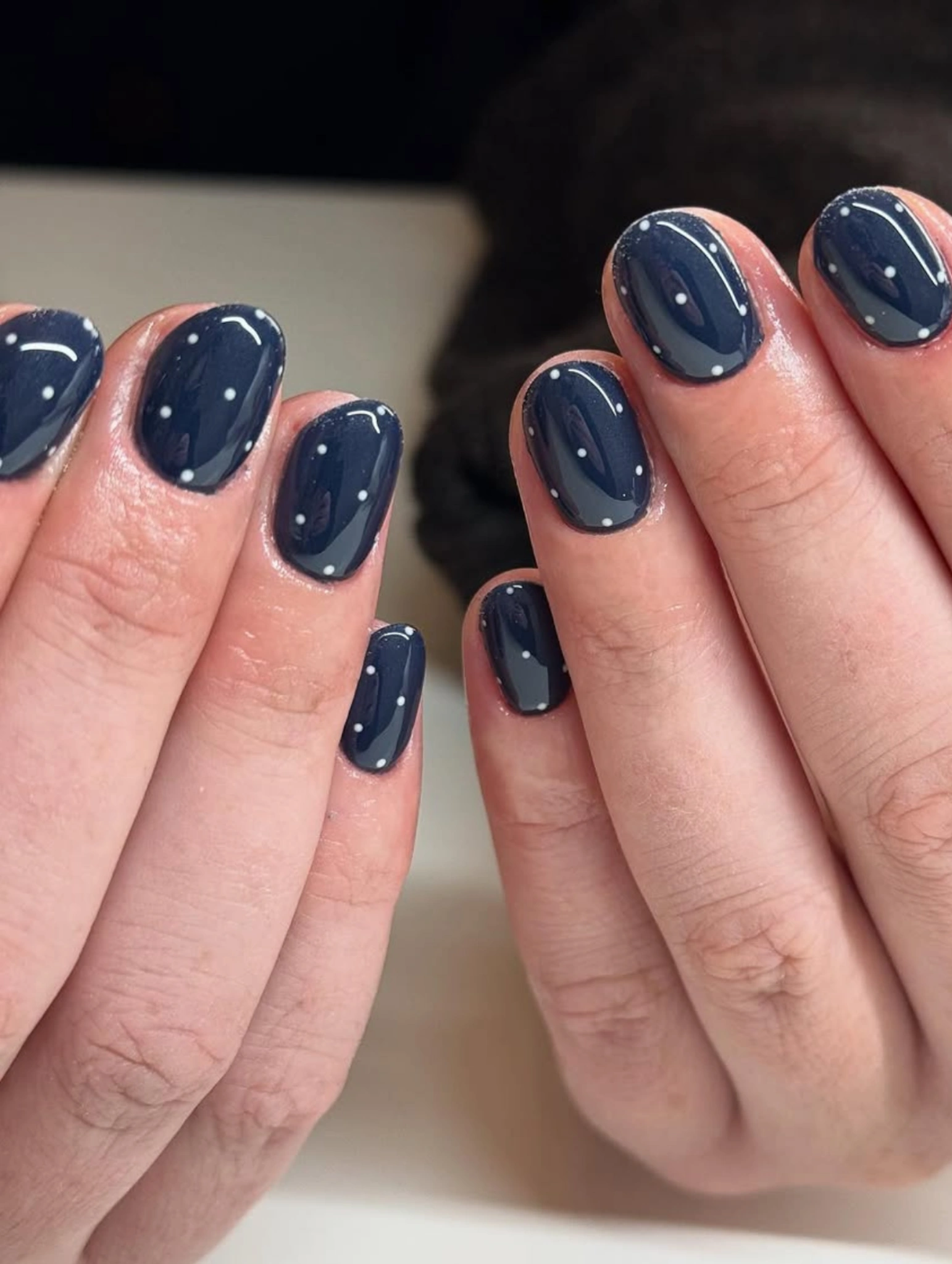 Uñas para Nochevieja en azul invierno con diseño minimalista y pequeños puntos decorativos.