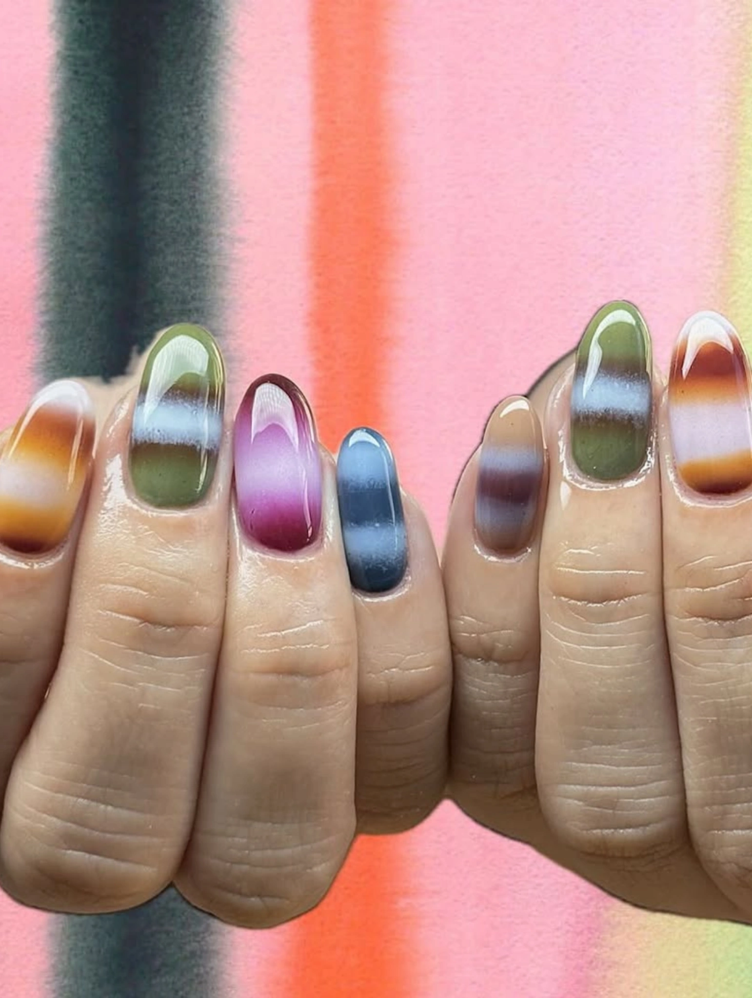 Uñas para Nochevieja con efecto cashmere en tonos suaves y degradados elegantes.