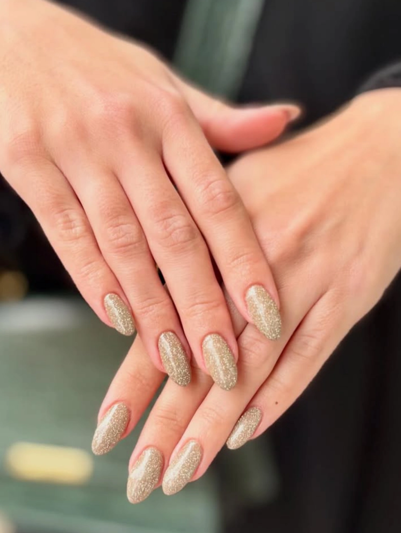 Uñas para Nochevieja en tono champán dorado con acabado brillante y elegante.