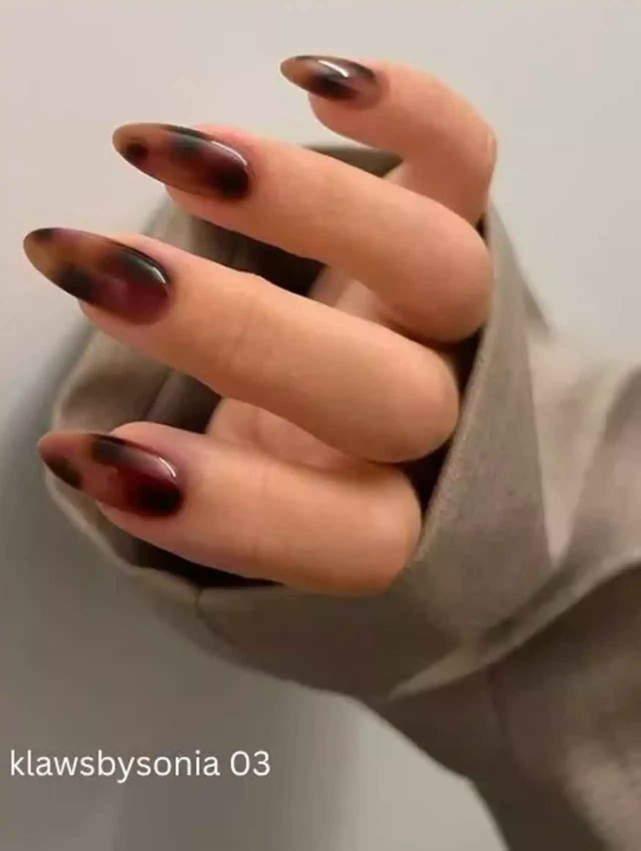 Uñas de invierno con estampado animal print difuminado en marrón