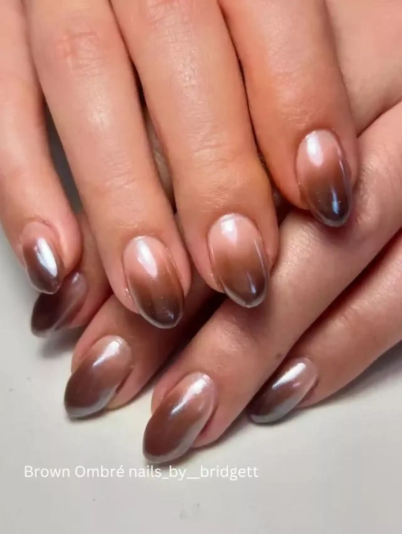 Uñas de invierno con degradado marrón elegante