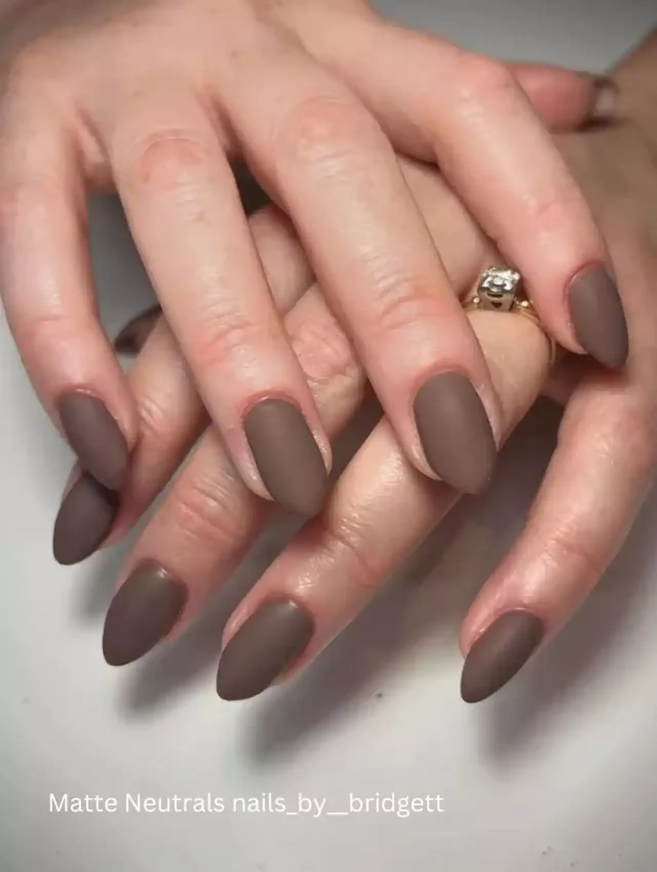 Uñas de invierno moka mate elegantes y sobrias