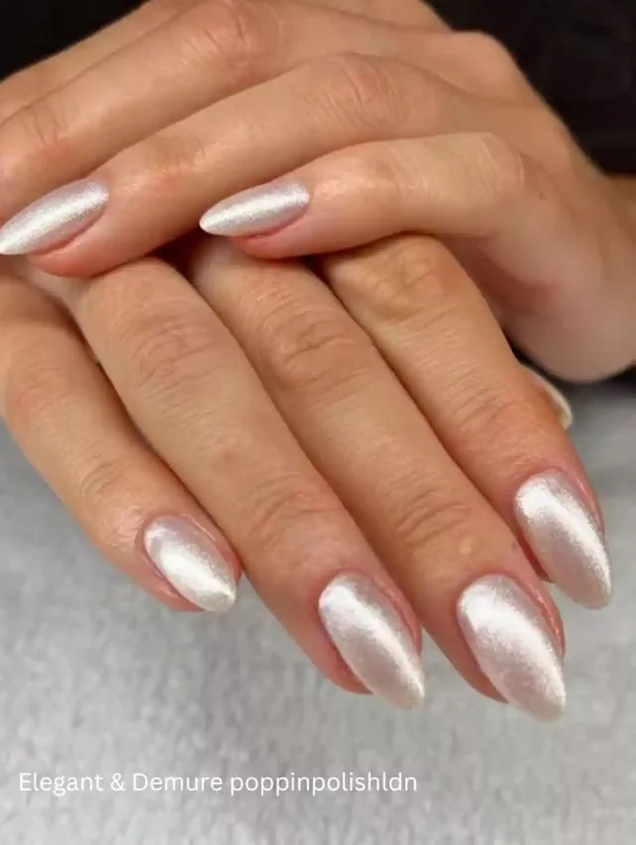 Uñas de invierno perladas en acabado escarchado elegante