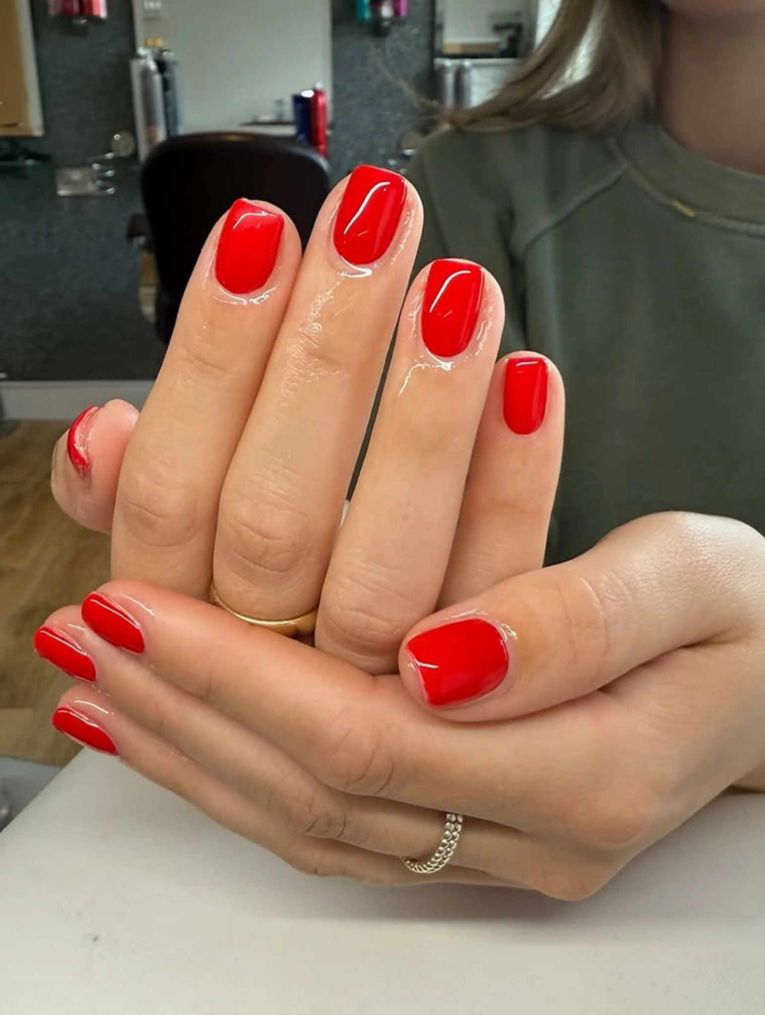 Uñas para Nochevieja en rojo festivo con acabado brillante y clásico.