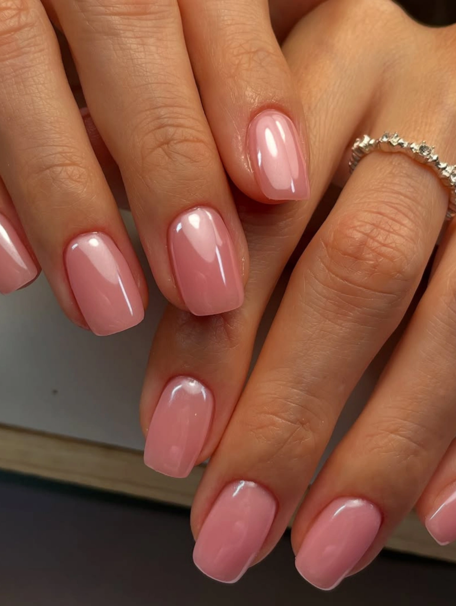 Uñas para Nochevieja en tono rosa suave con acabado glossy natural.