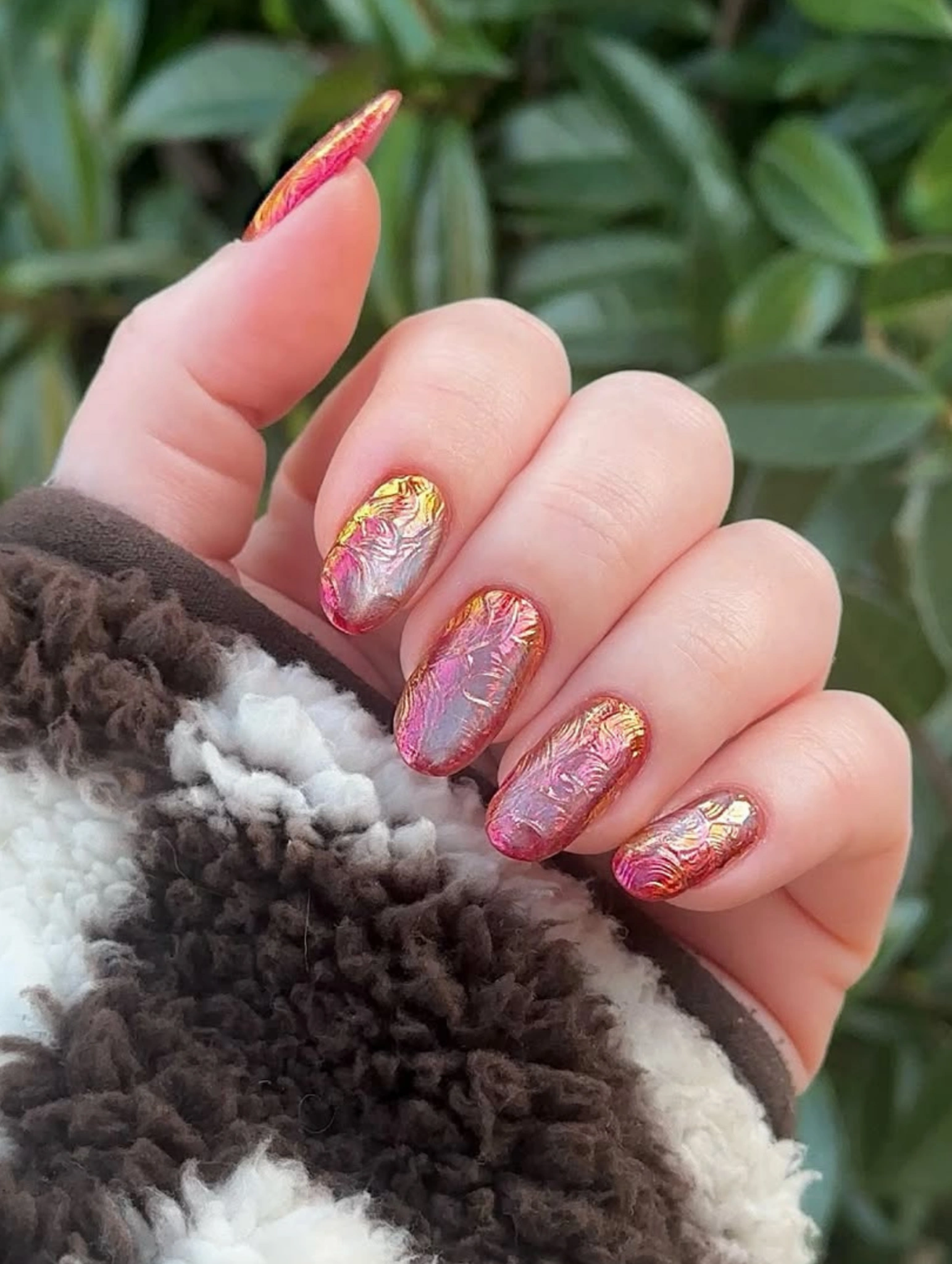 Uñas para Nochevieja con textura cobre metálica y efecto artístico.