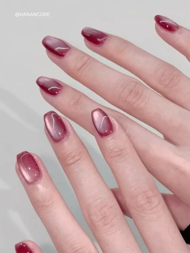 Burgundy cat-eye nails with a velvety magnetic finish.