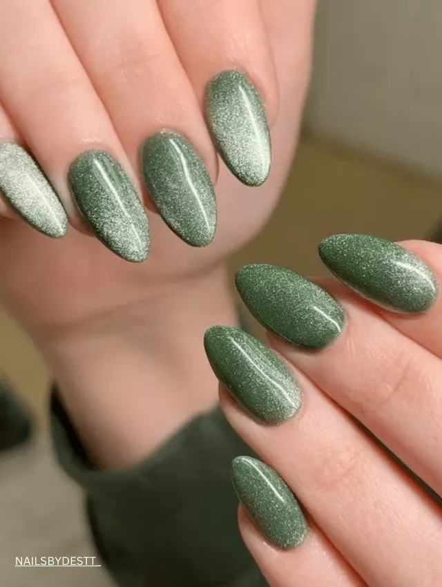 Deep emerald green velvet nails with a luminous sheen