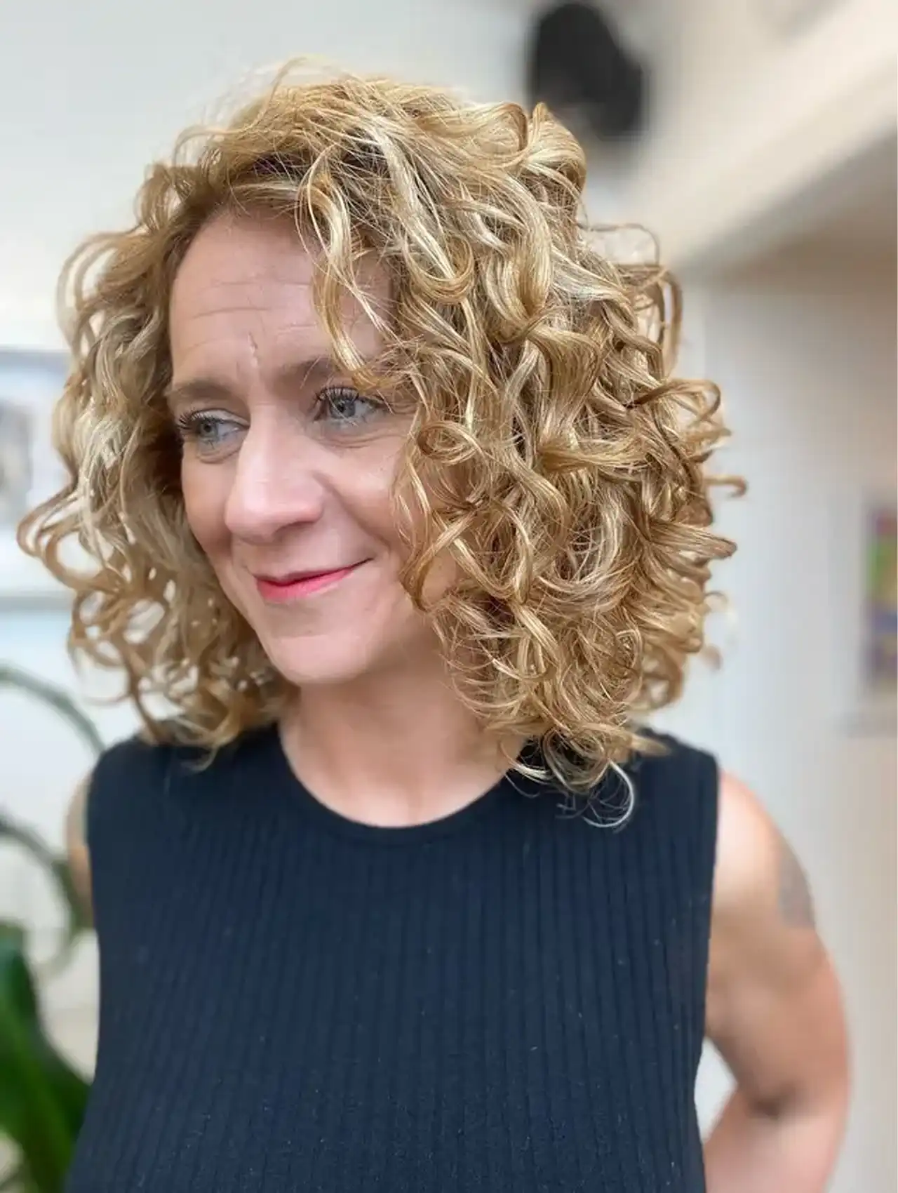 Golden bouncy curls - easy hairstyles for natural curly looks