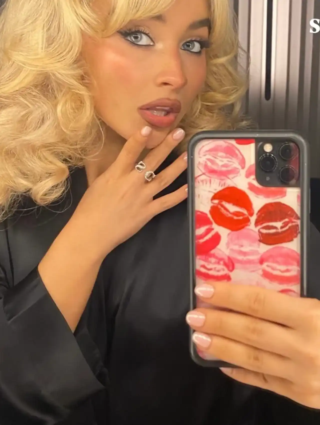 Sabrina Carpenter nails with short natural pink manicure