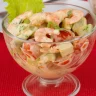 Copitas de ceviche de camarón con tomate cherry, pepino y aderezo, servidas en copas de vidrio sobre mantel rojo
