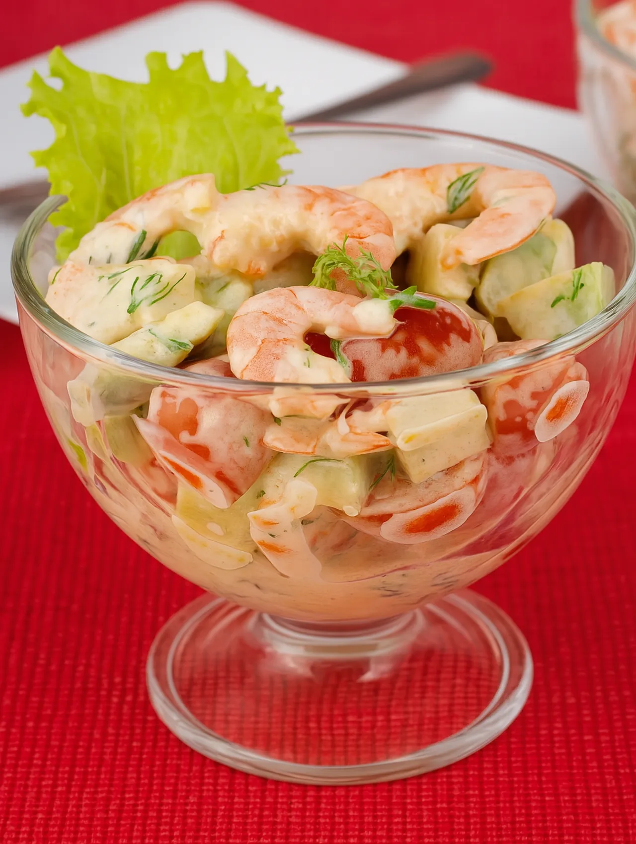 Copitas de ceviche de camarón con tomate cherry, pepino y aderezo, servidas en copas de vidrio sobre mantel rojo
