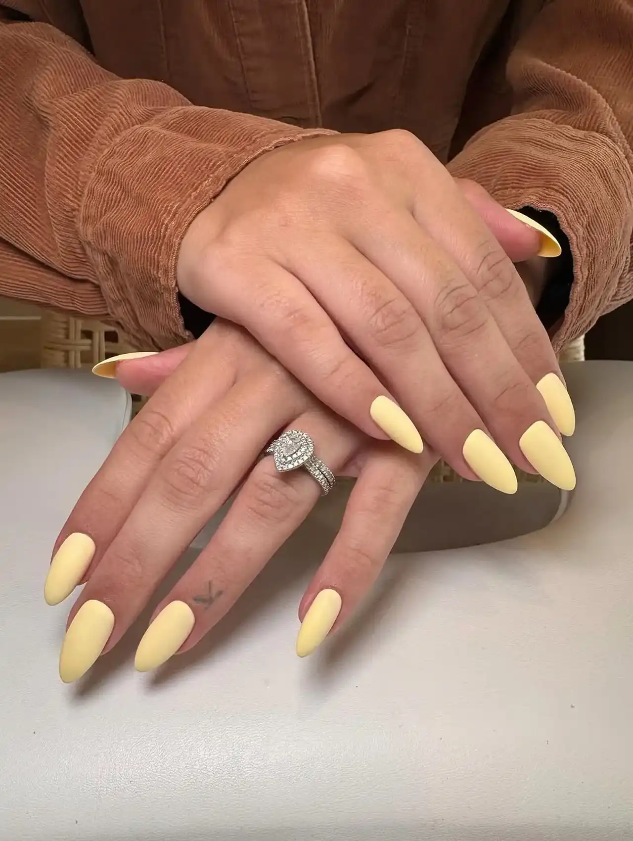 Uñas de Tendencia largas en color amarillo mantequilla con acabado mate