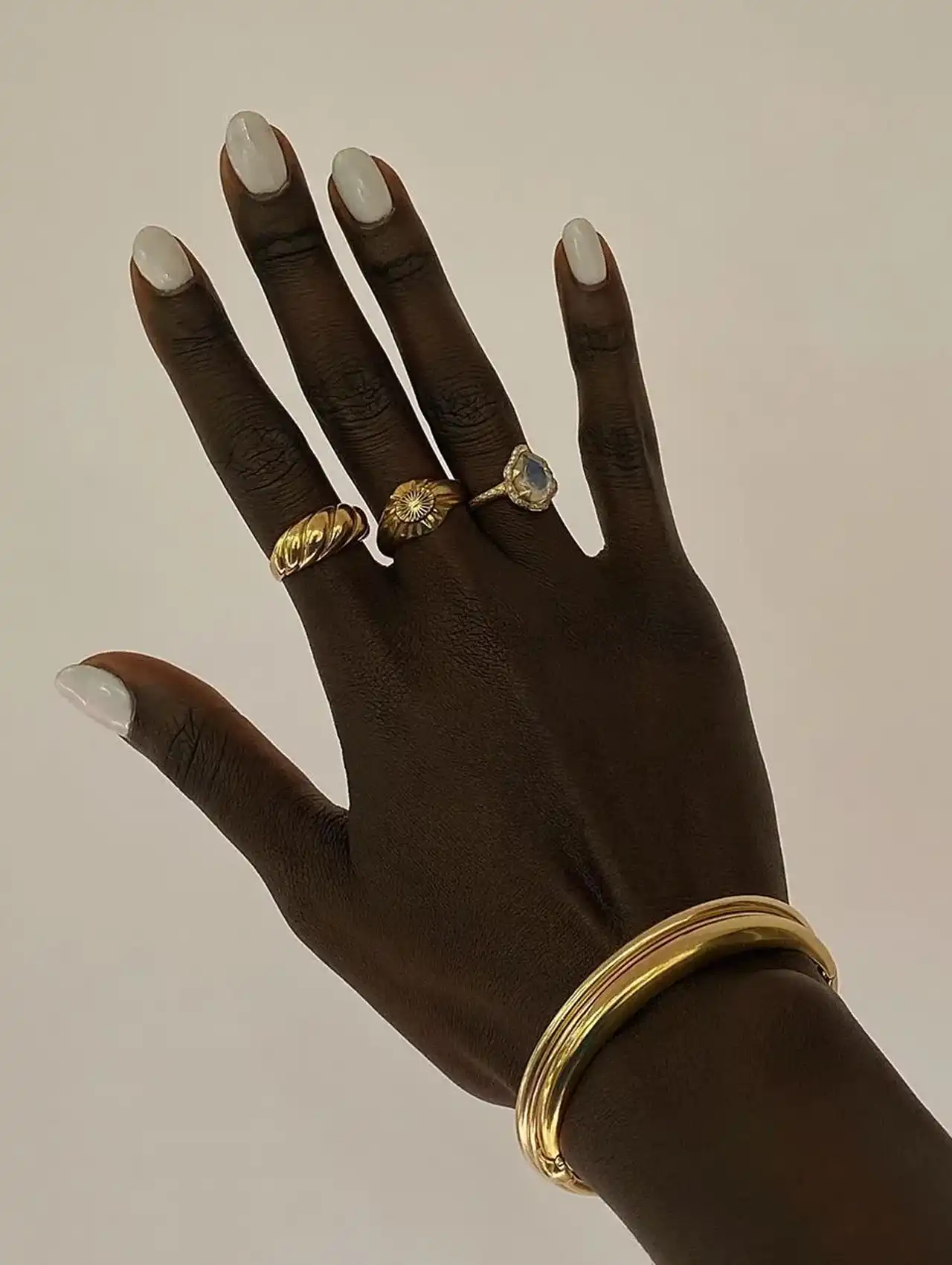 Uñas de Tendencia cortas en blanco perlado