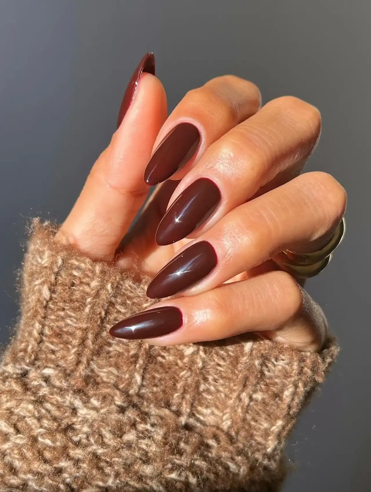 Uñas de Tendencia largas en color chocolate oscuro brillante