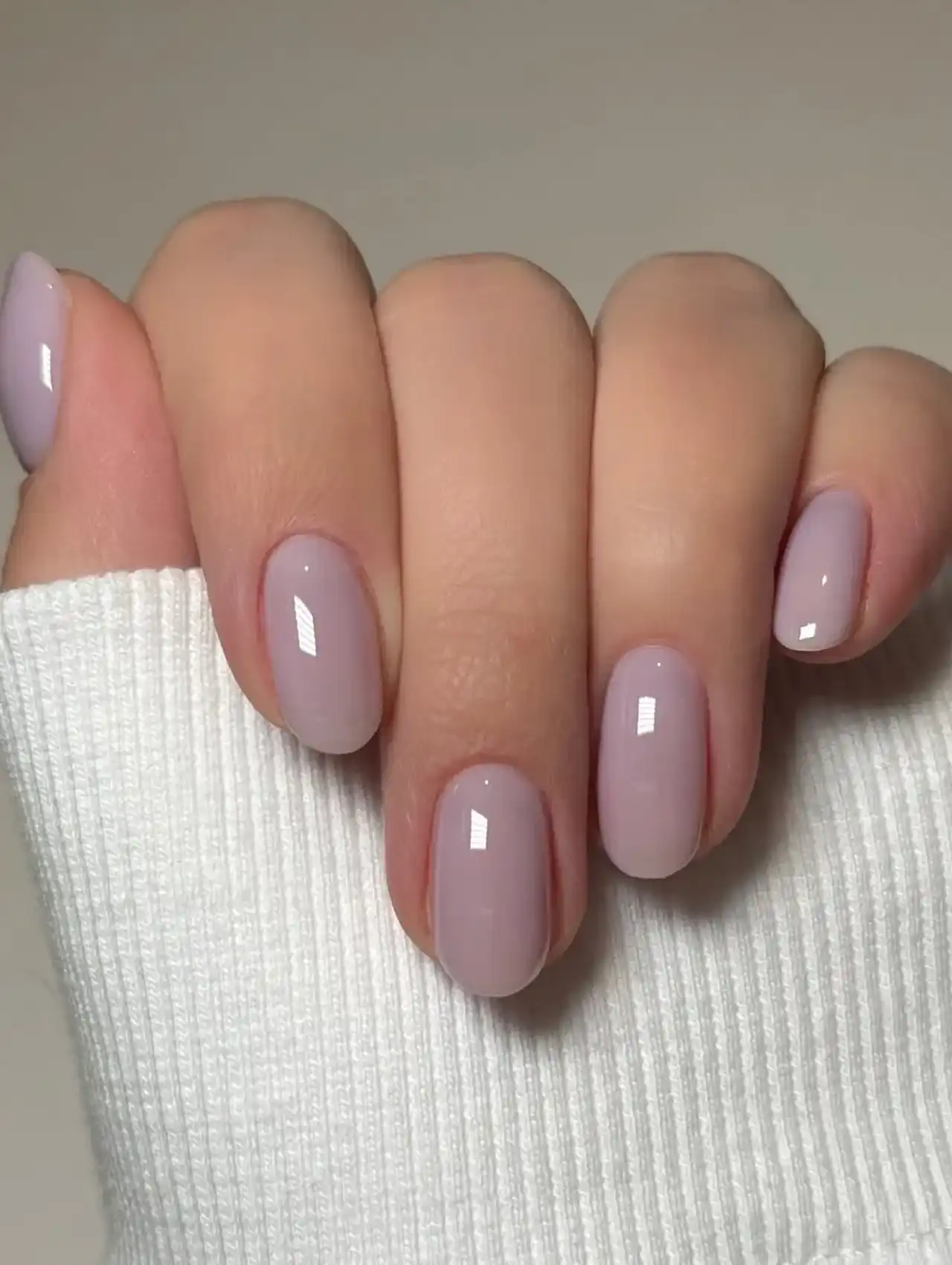 Uñas de Tendencia cortas en color lavanda suave
