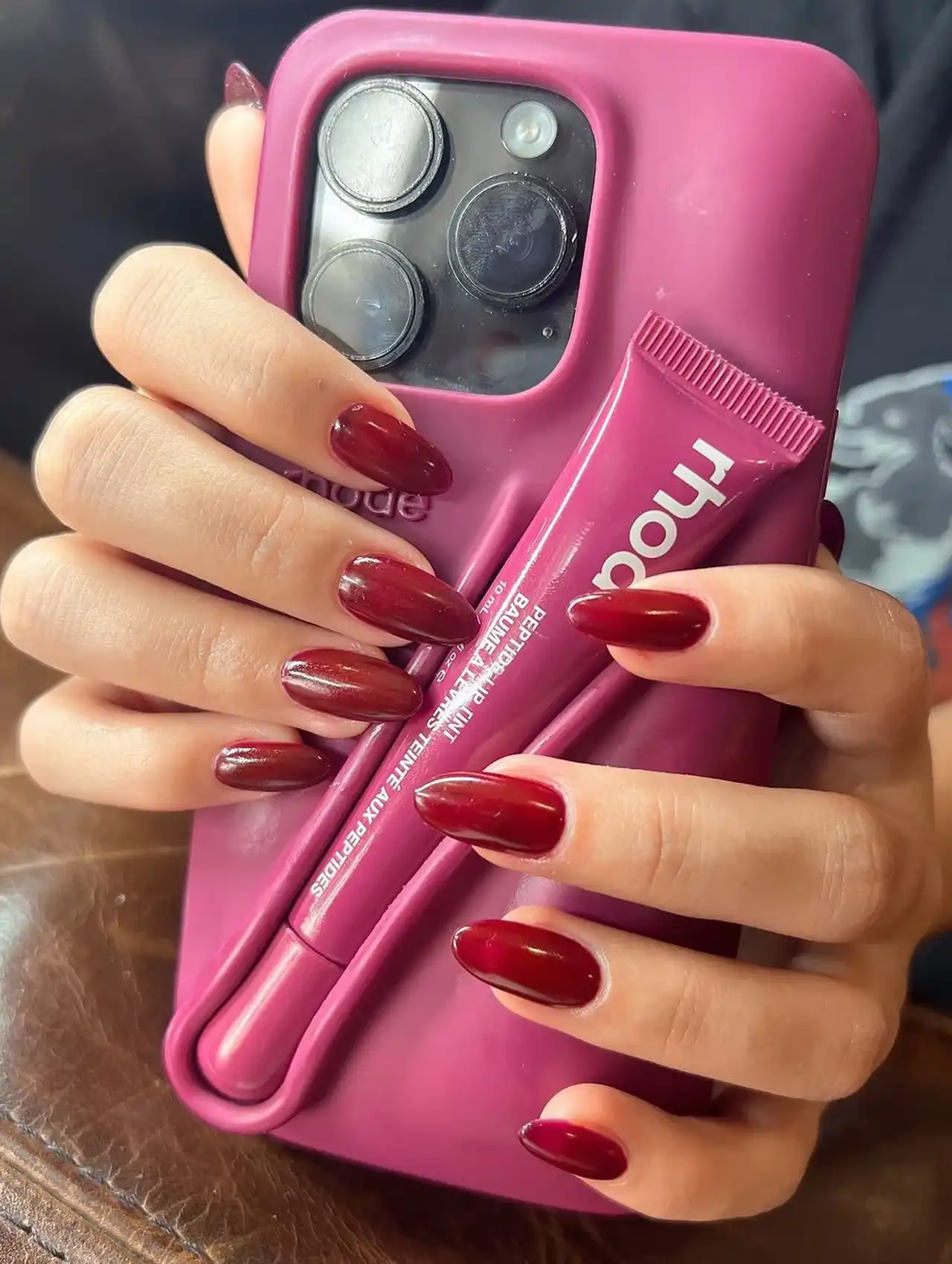 Uñas de Tendencia color vino Merlot con acabado brillante
