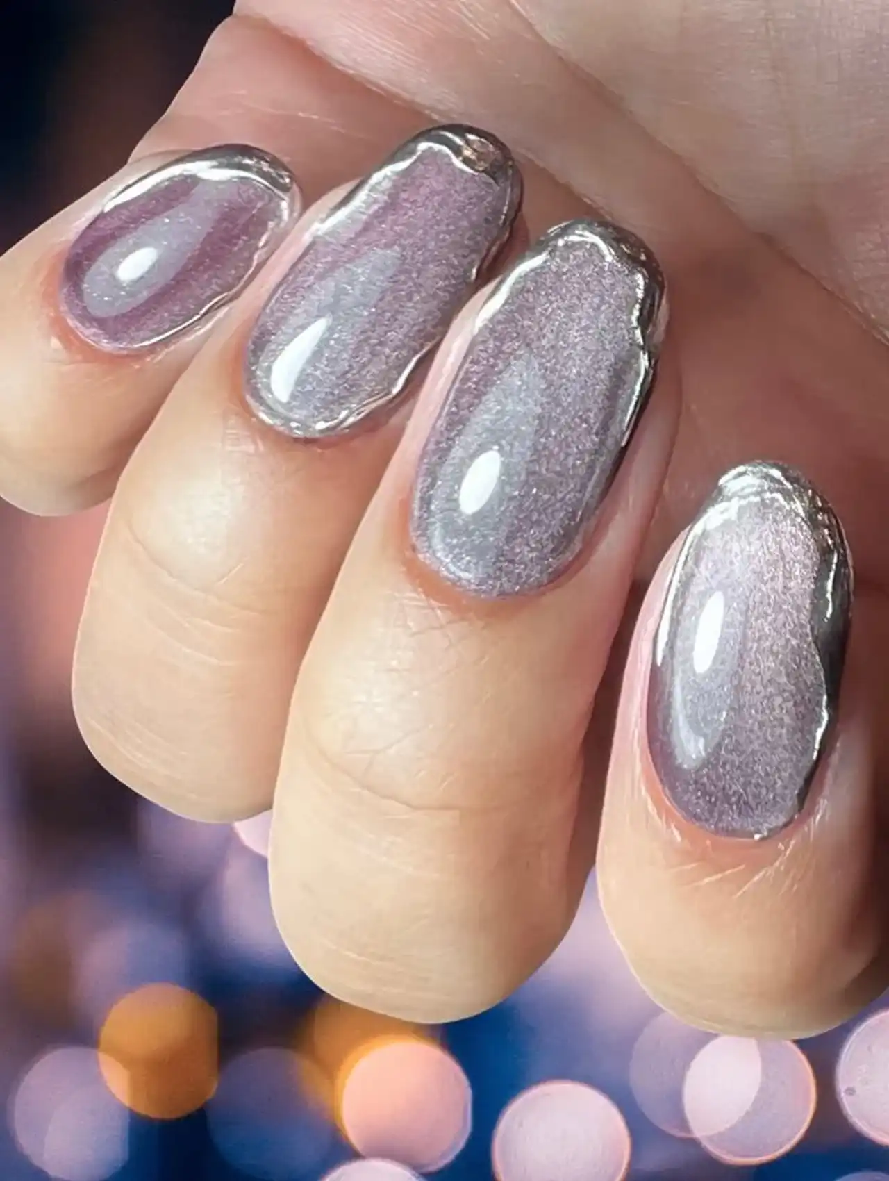 Uñas de Tendencia con efecto cromo Cat-Eye en tonos plateados y lilas