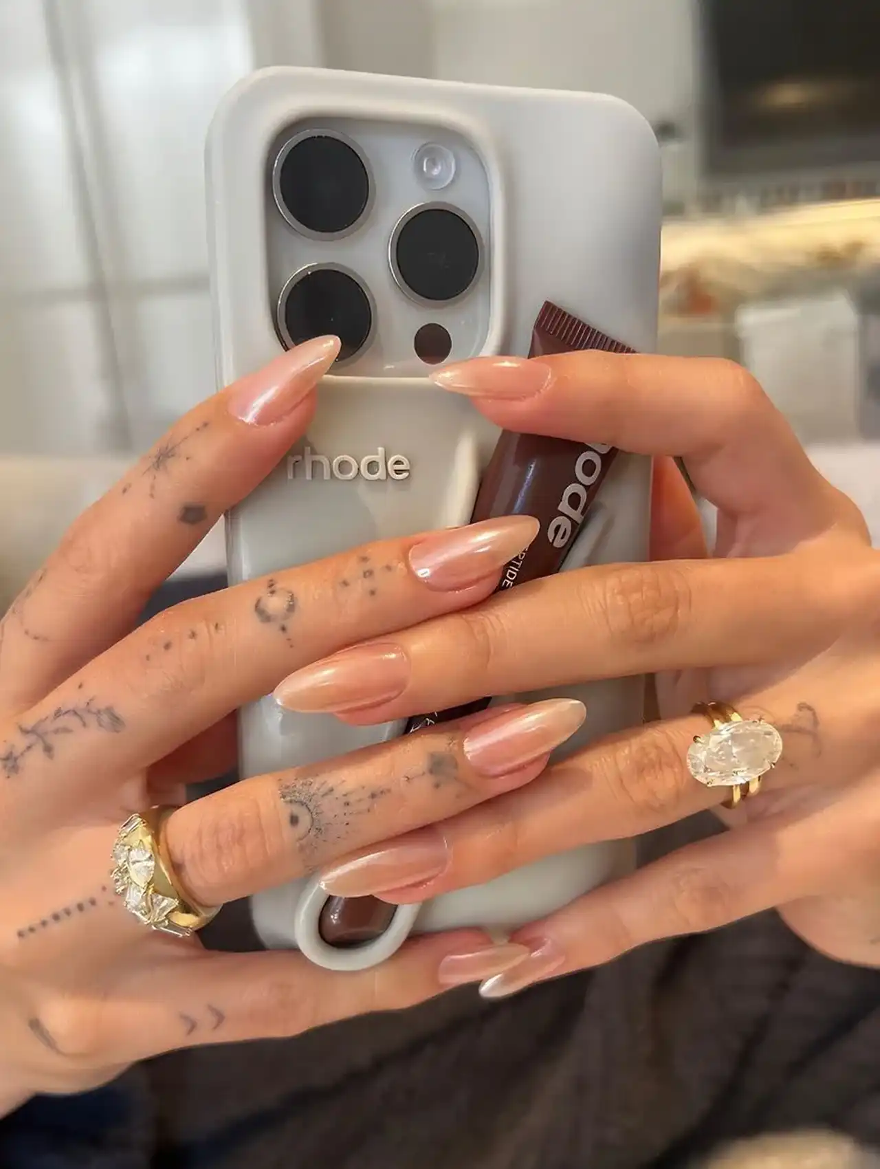 Uñas de Tendencia nude con acabado perlado y brillo sutil